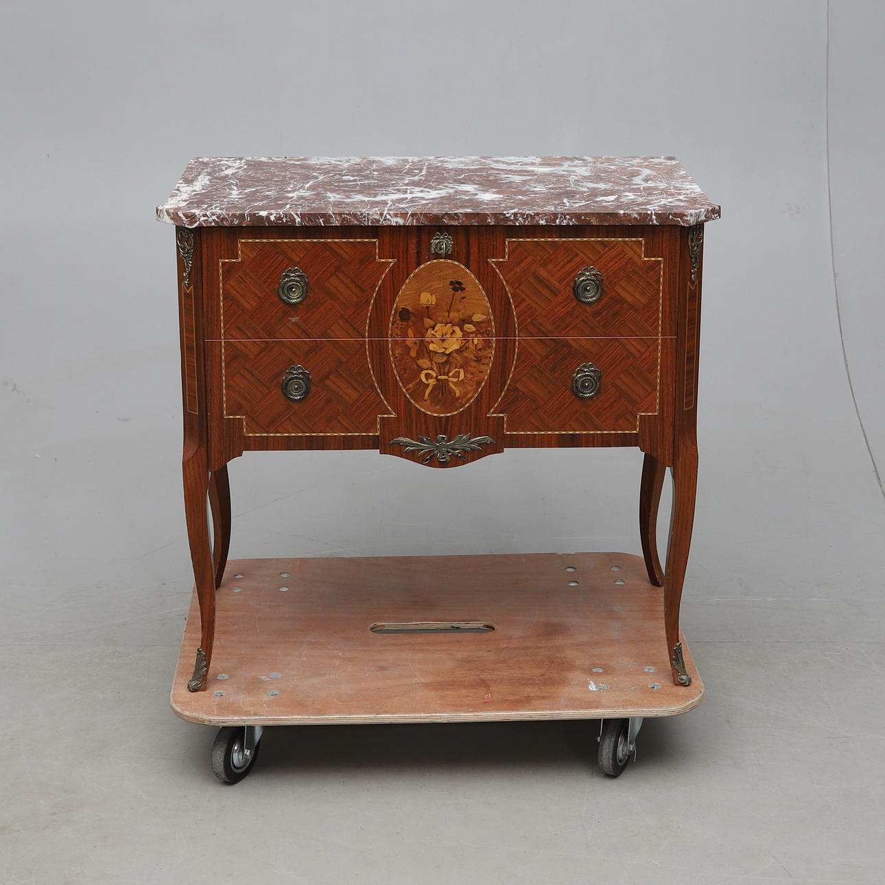 BYRÅ, gustaviansk stil, 1900-tal.