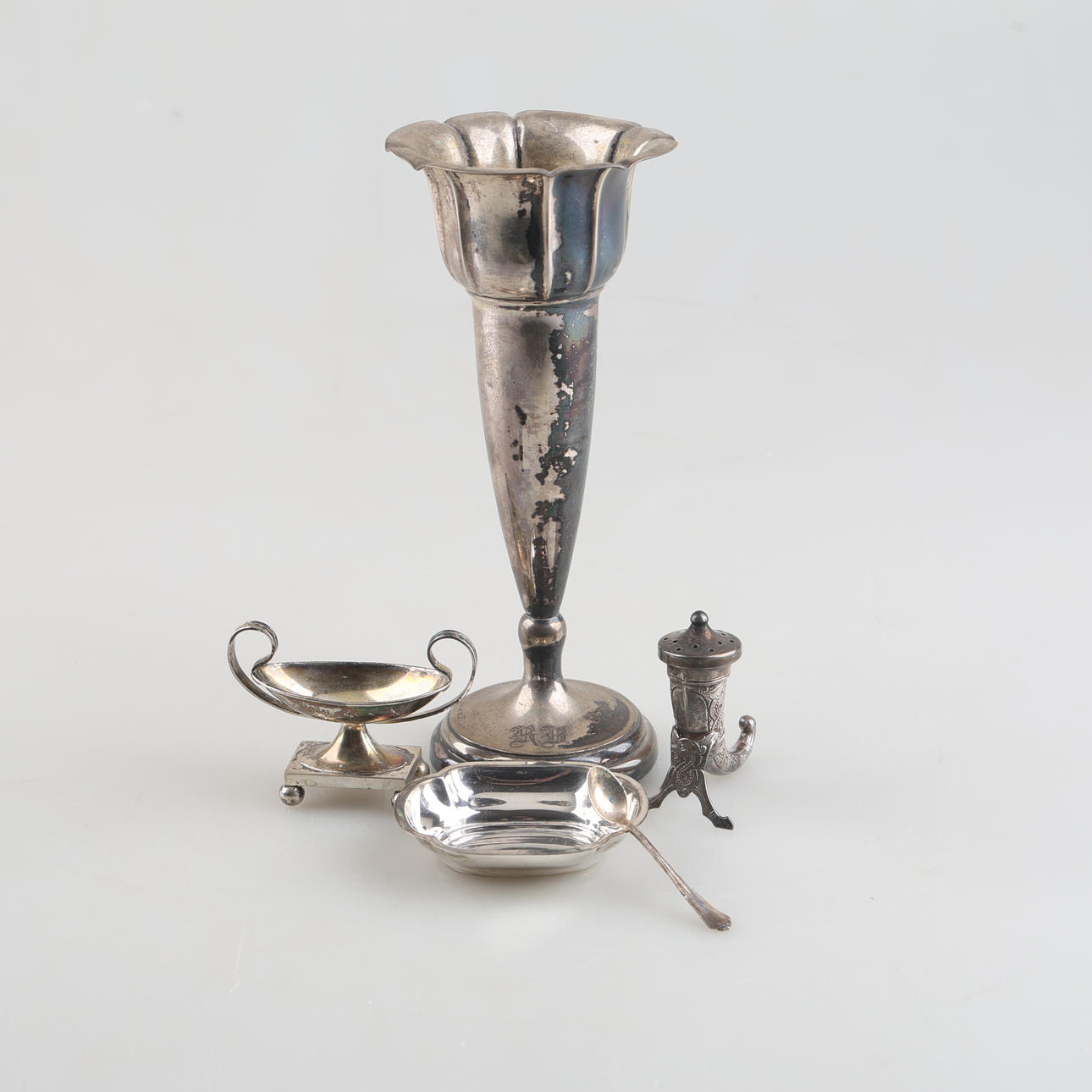 BRUKSFÖREMÅL, silver, totalvikt ca 213 gram.