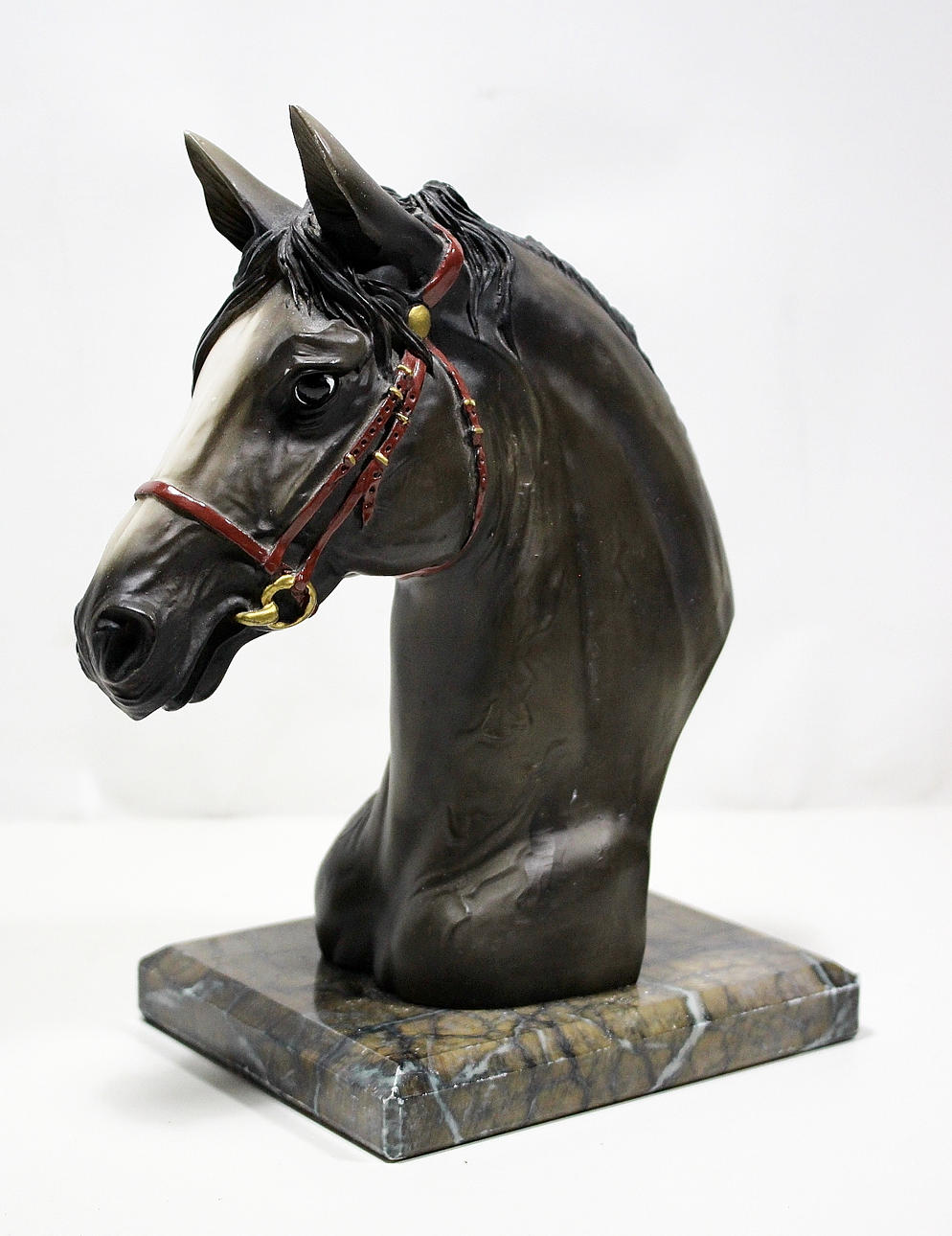 FIGURIN, hästhuvud, konstmassa, marmorskiva.