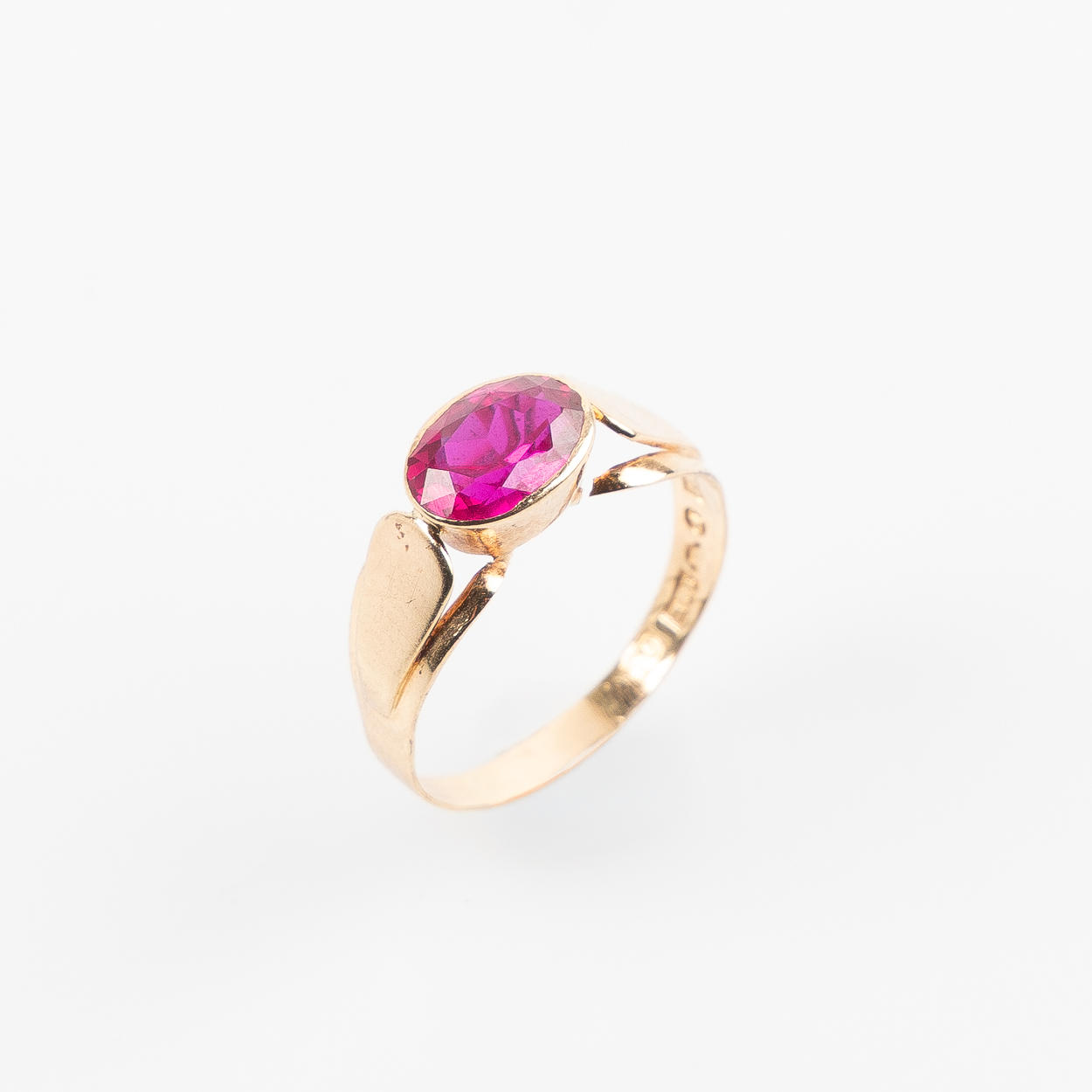 RING, 18K gold with synthetic ruby.