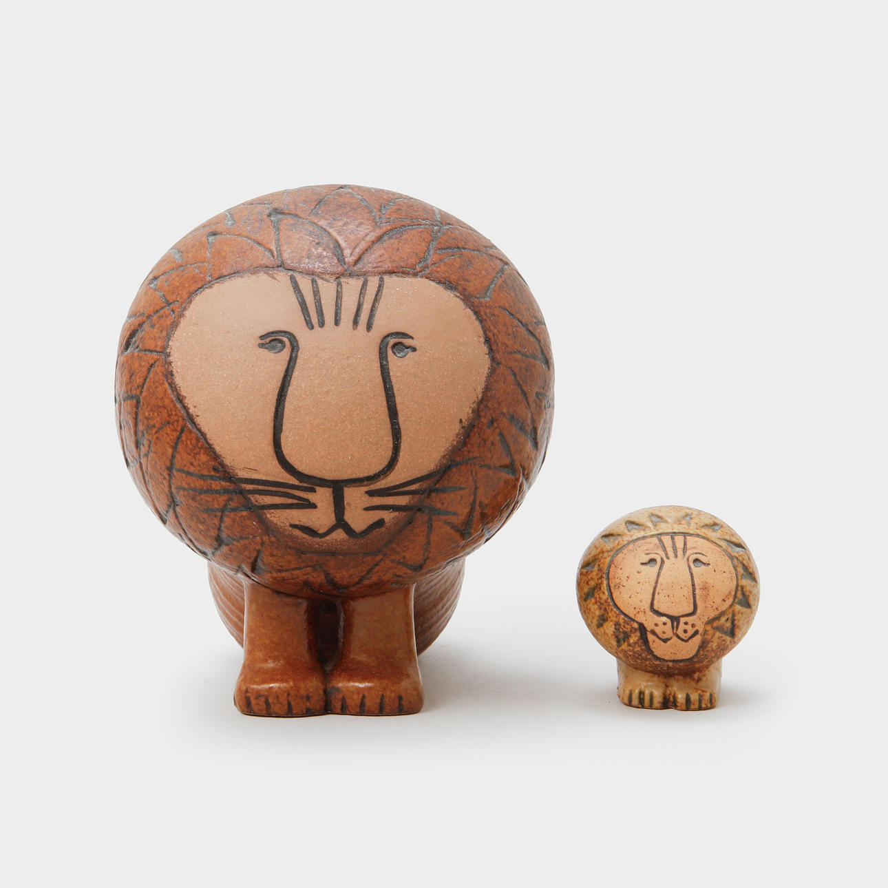 LISA LARSON. "Lejon Midi samt "Lejon Mini" stengods, Gustavsberg.