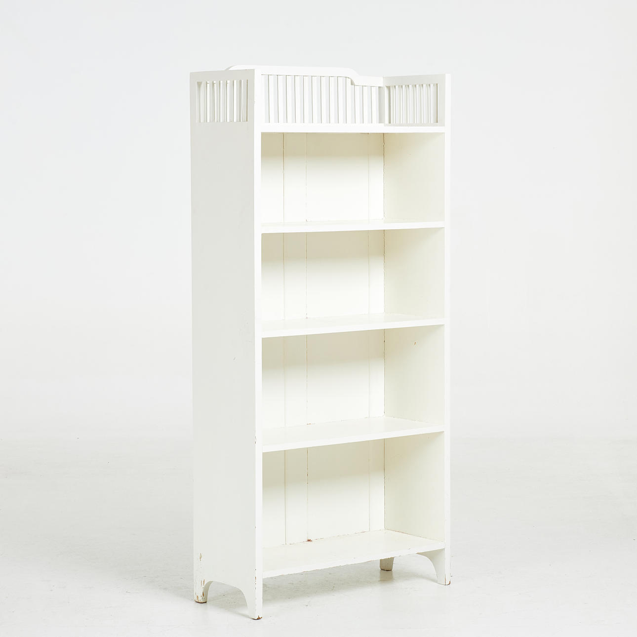 BOKHYLLA, jugend, bemålad, tre hyllplan.