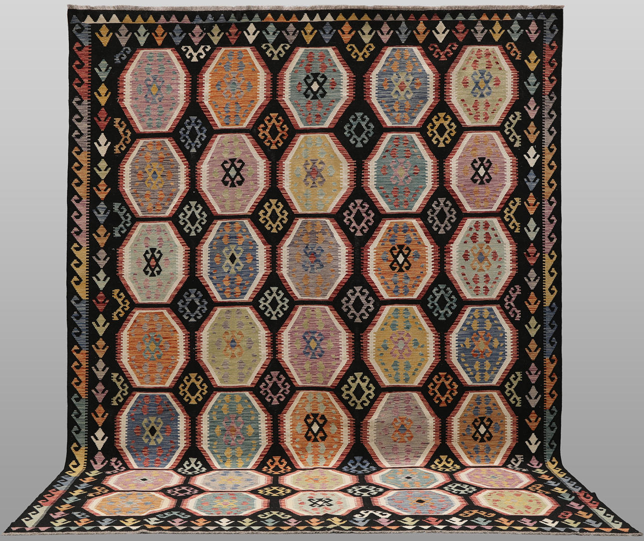 CARPET, “Kelim”, 404 x 302 cm.