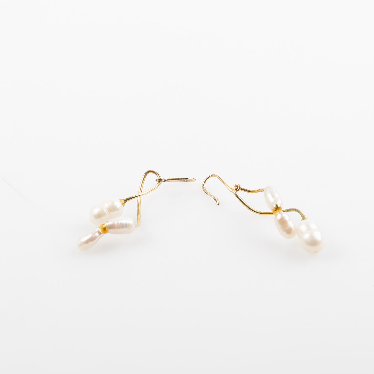 EARRINGS, 1 pair, 18K with pearls.