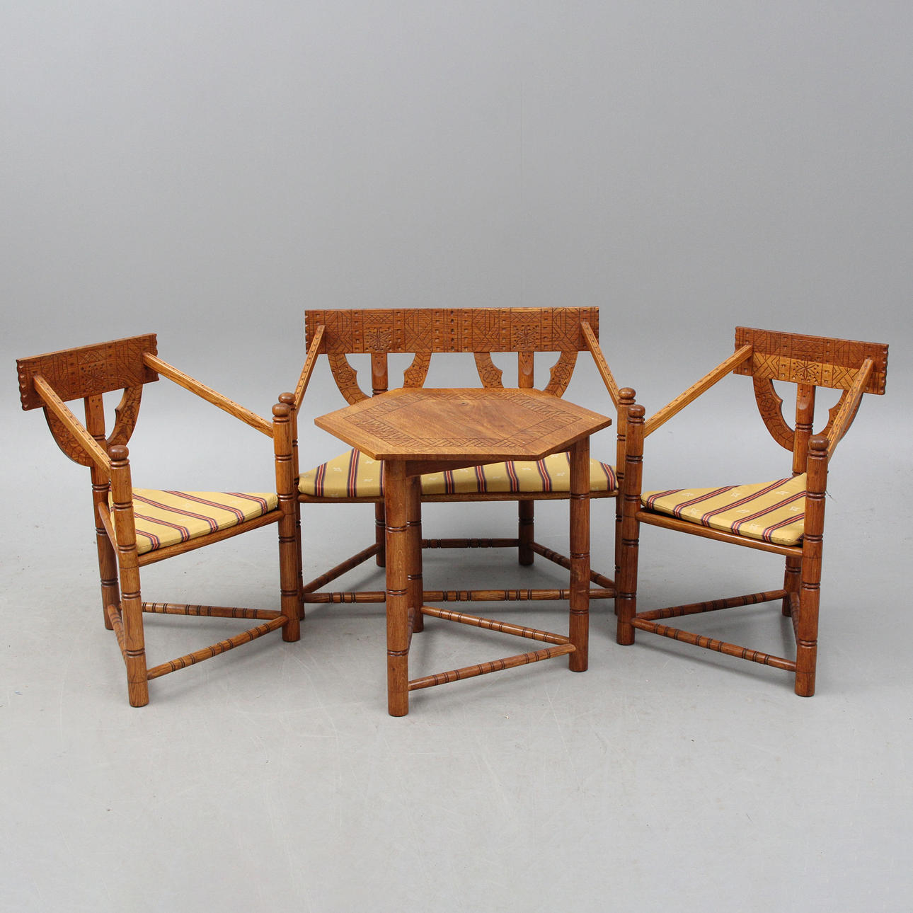 MÖBELGRUPP, 4 delar, så kallad munkgrupp.