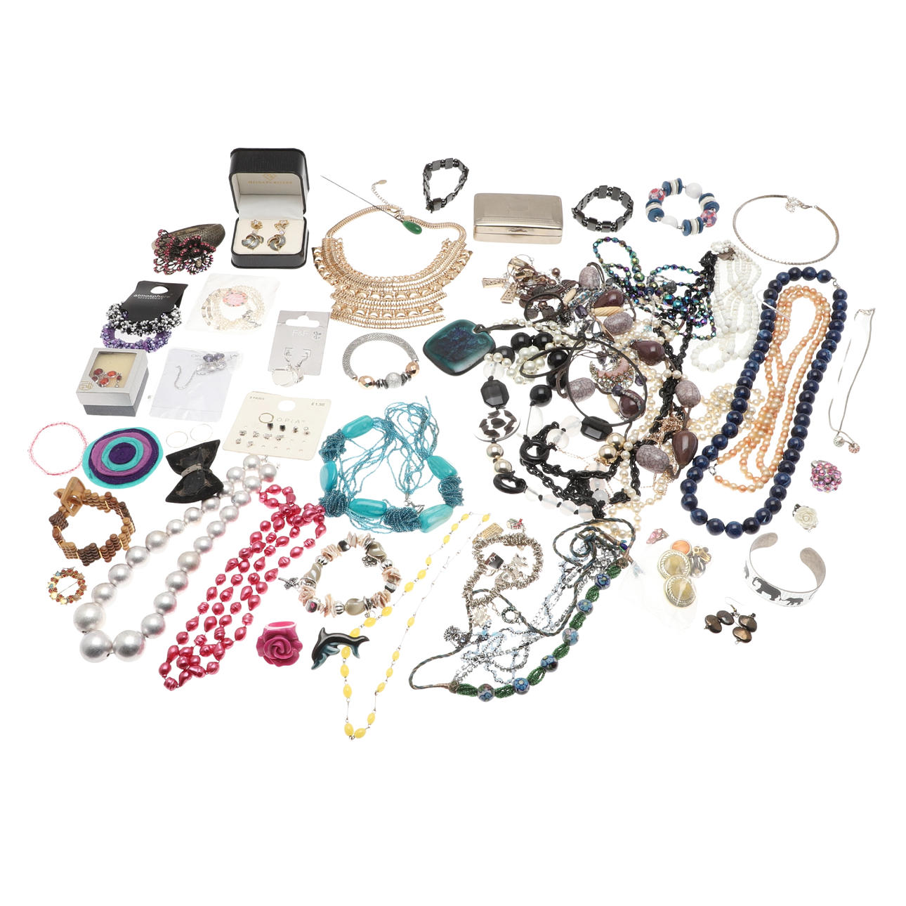 EN MÄNGD OLIKA KOSTYMSMYCKEN.