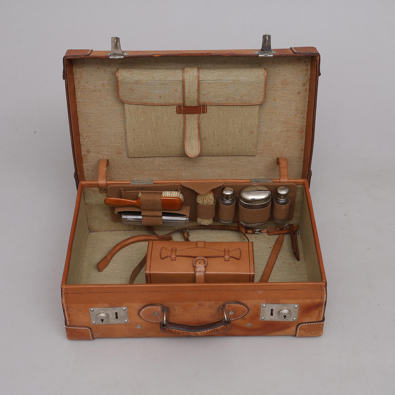 20TH CENTURY TRAVEL BRIEFCASE/BAG.
