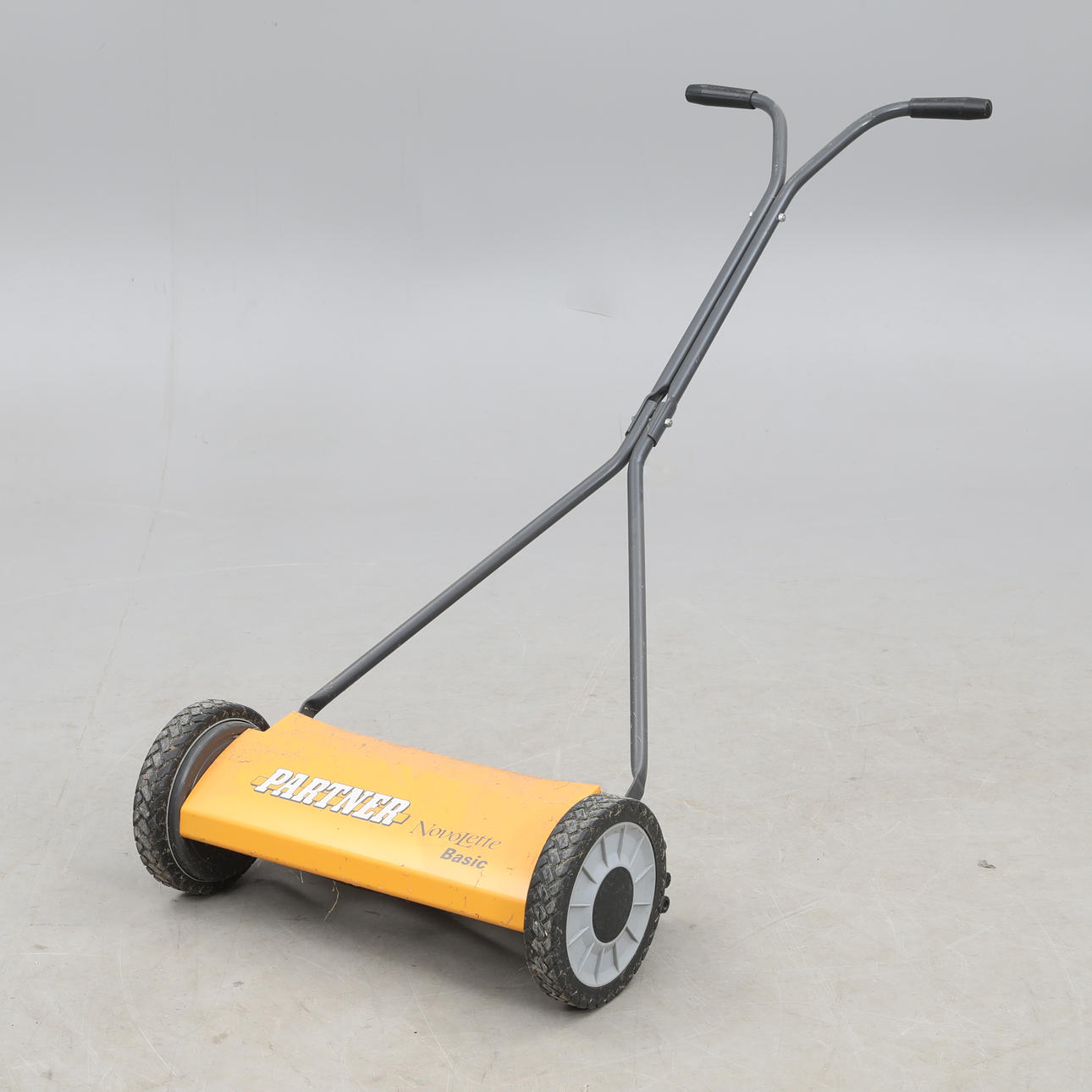 GRÄSKLIPPARE, handdriven, Partner " Novolette ".