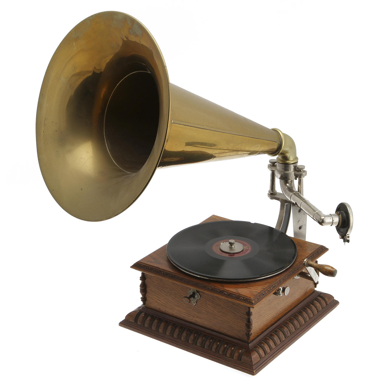 TRATTGRAMMOFON, skulpterad ek och mässing. Omkring 1900.