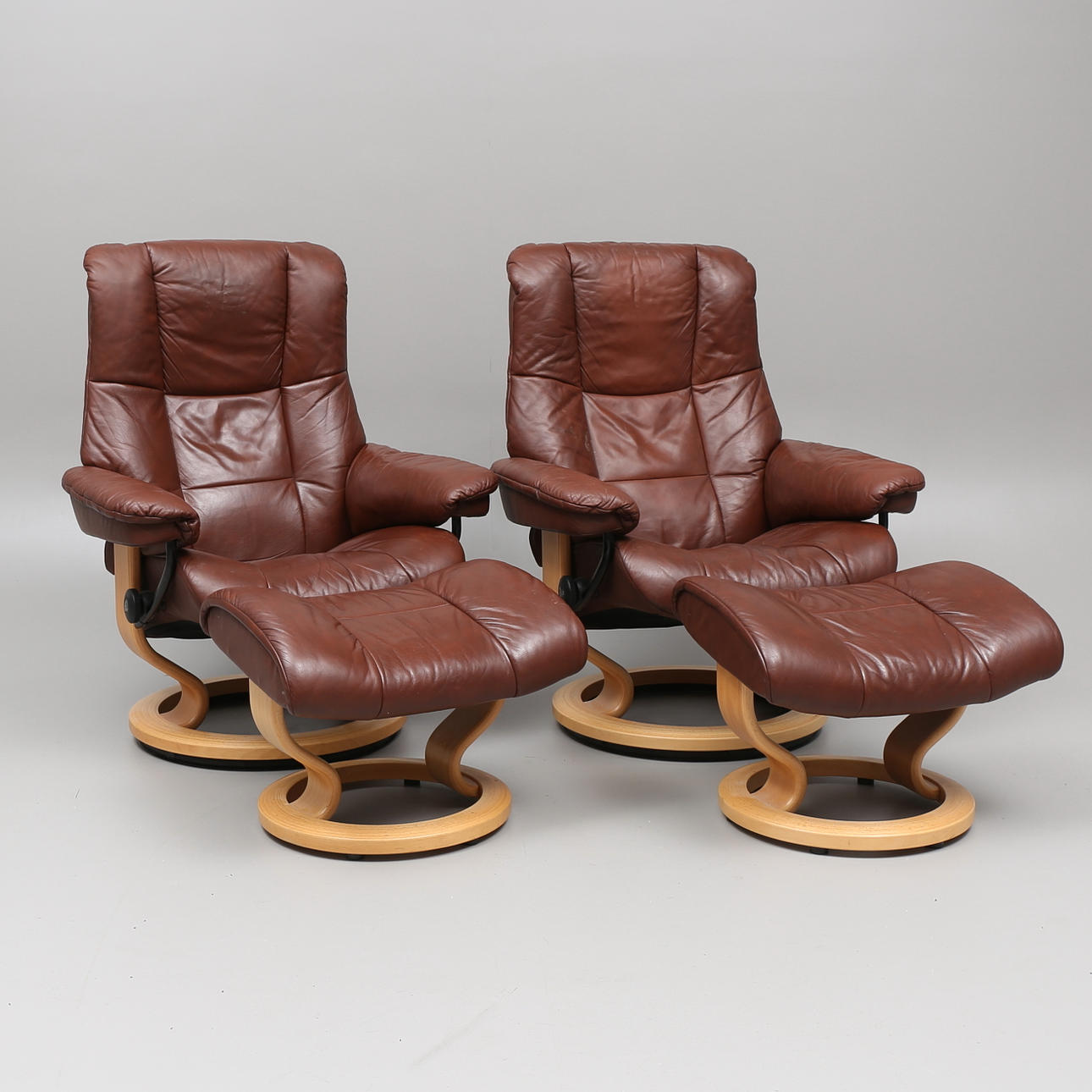 SNURRFÅTÖLJER med FOTPALLAR, ett par, skinn, Stressless.