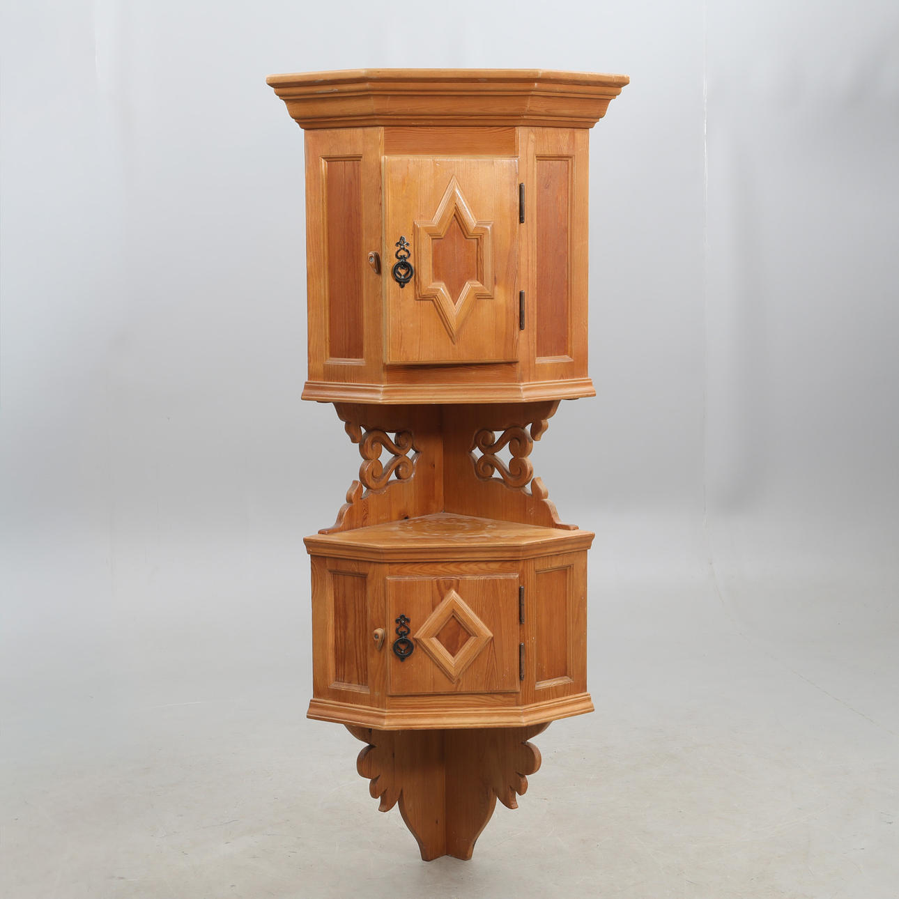 HÖRNSKÅP, vägg-modell, furu.