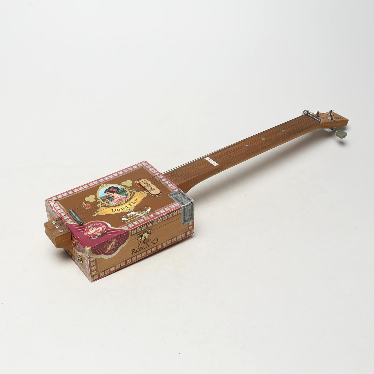 STRÄNGINSTRUMENT, gjord av bl a cigarrlåda.