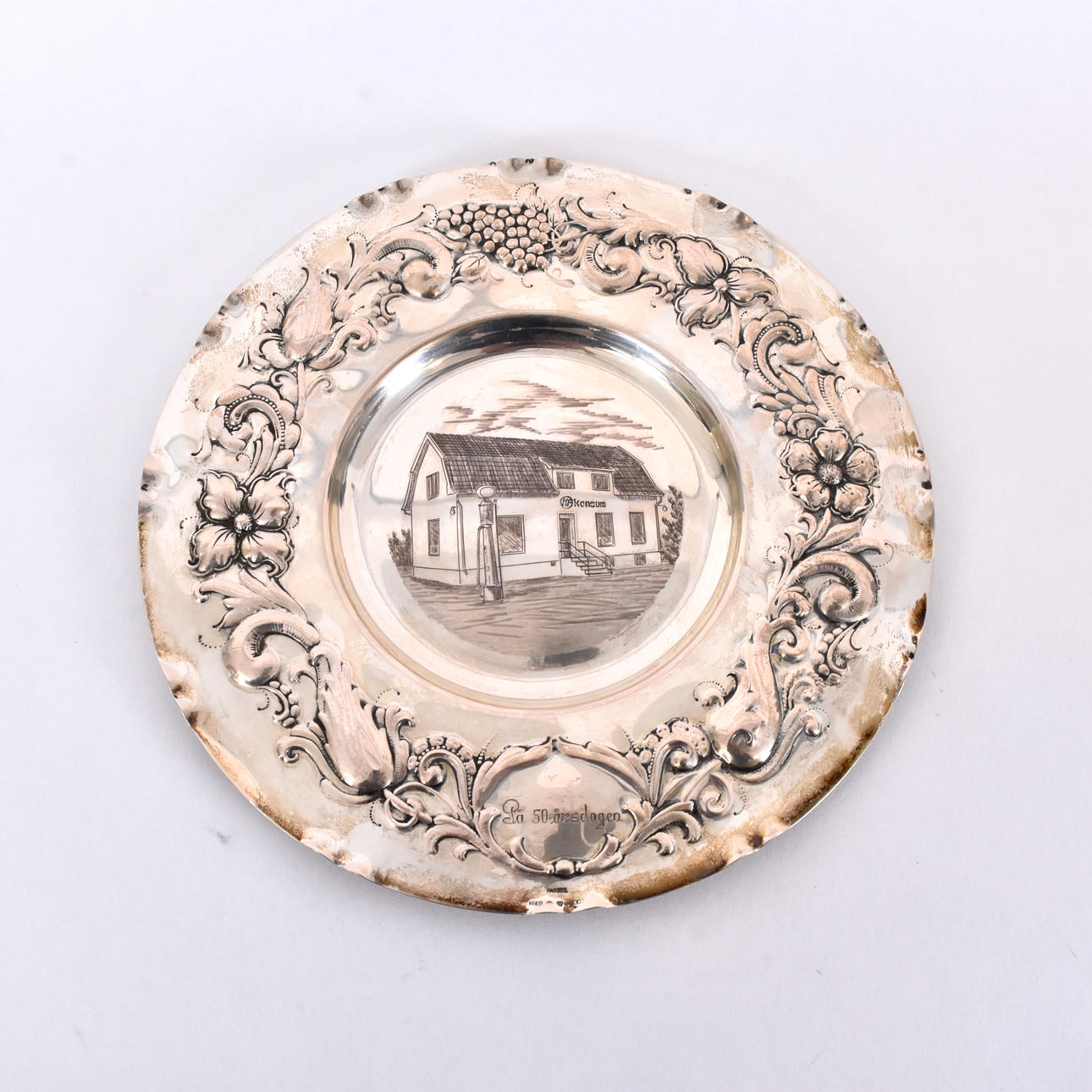 A SILVER PRESENTER PLATE, Pewter & Silver Göteborg 1948.