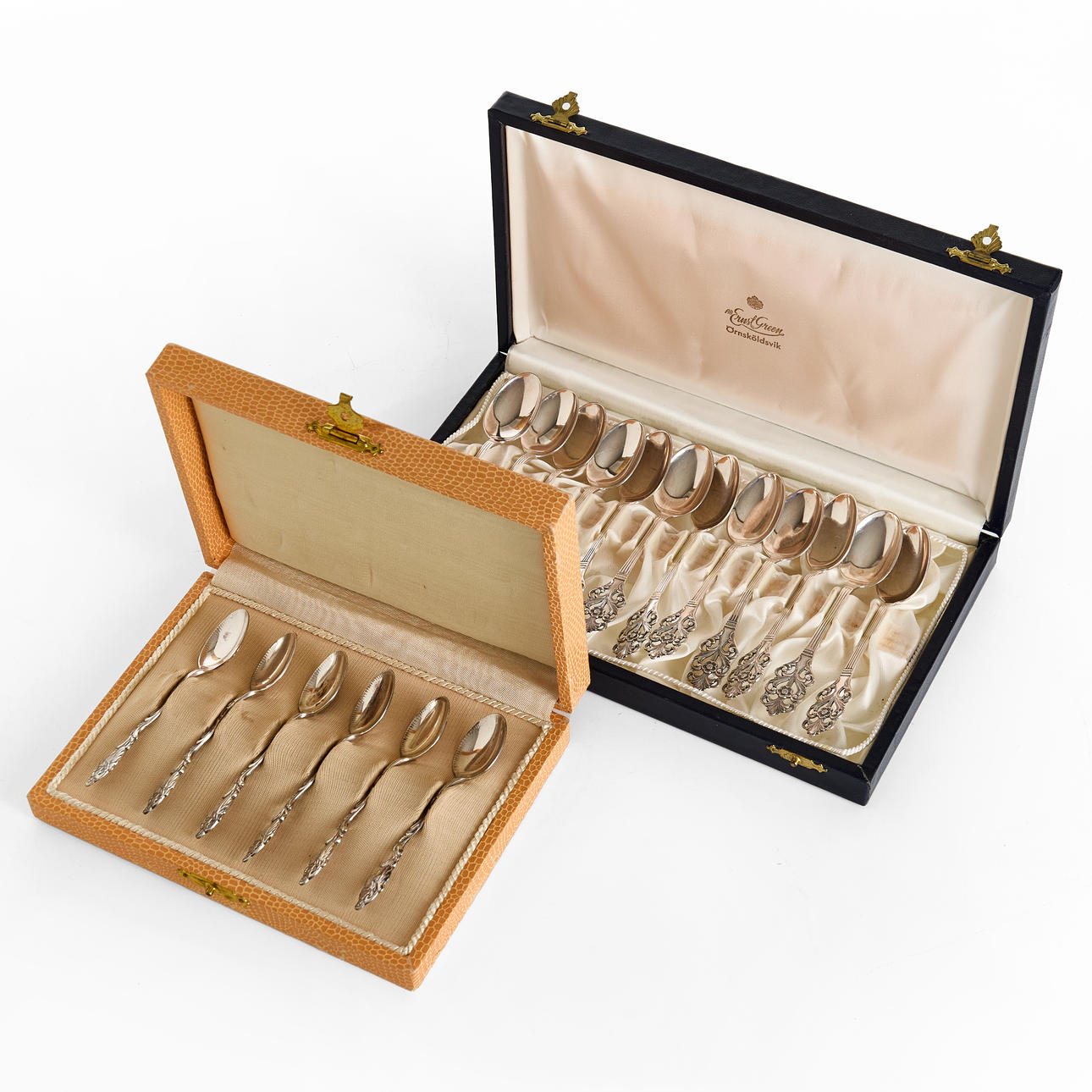 TEASPOONS, 18 pieces, silver, two different models, case included.