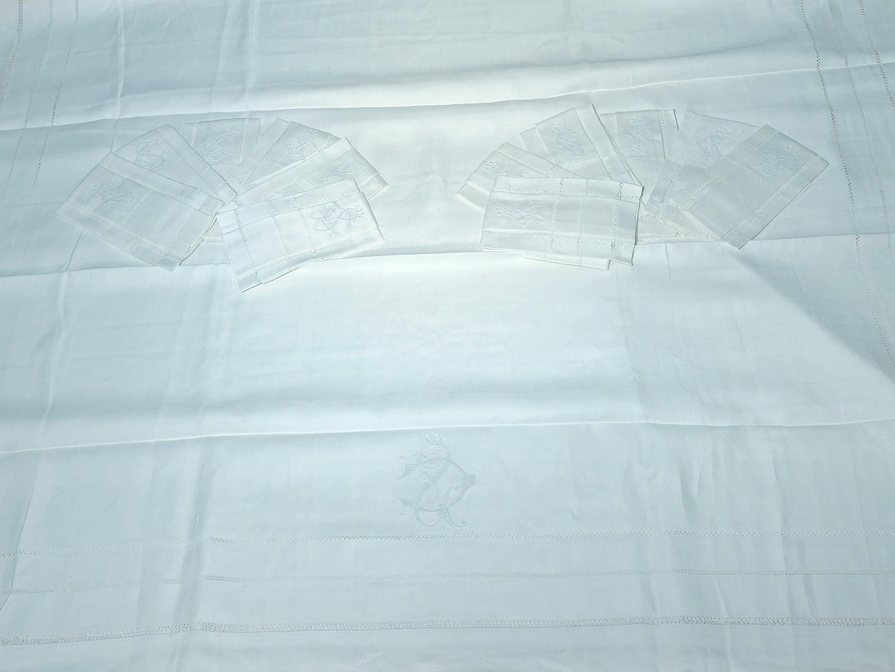 Twelve-service embroidered thread tablecloth. 180x260 cm.