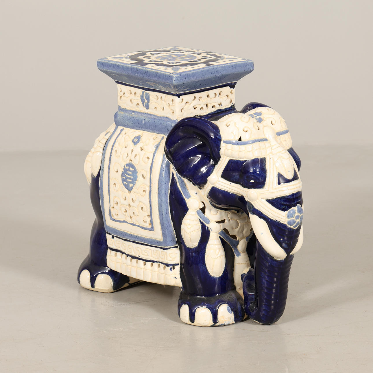PIEDESTAL i form av elefant, porslin.