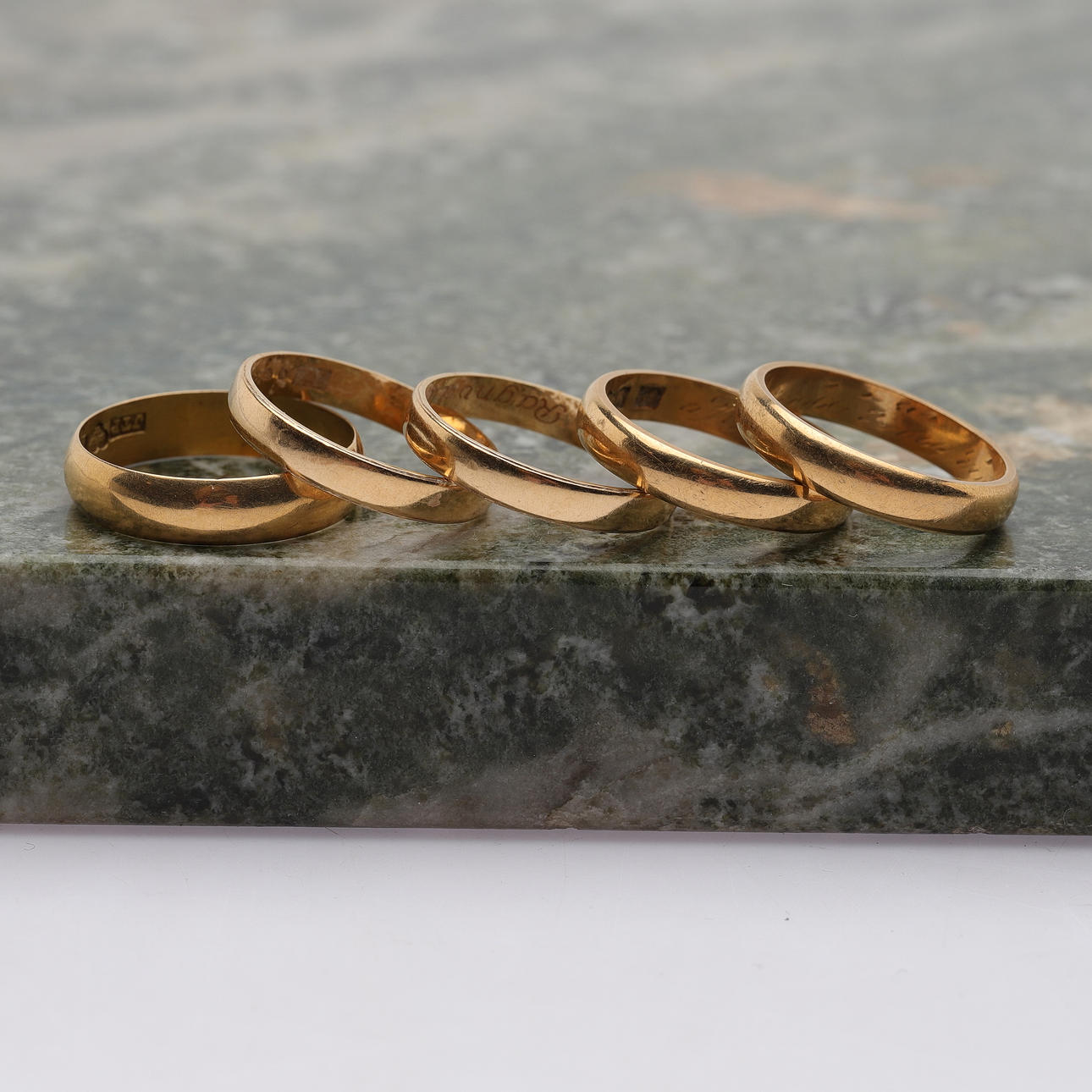 RINGAR, 5 st, 18k guld, totalvikt ca 13,92 g.