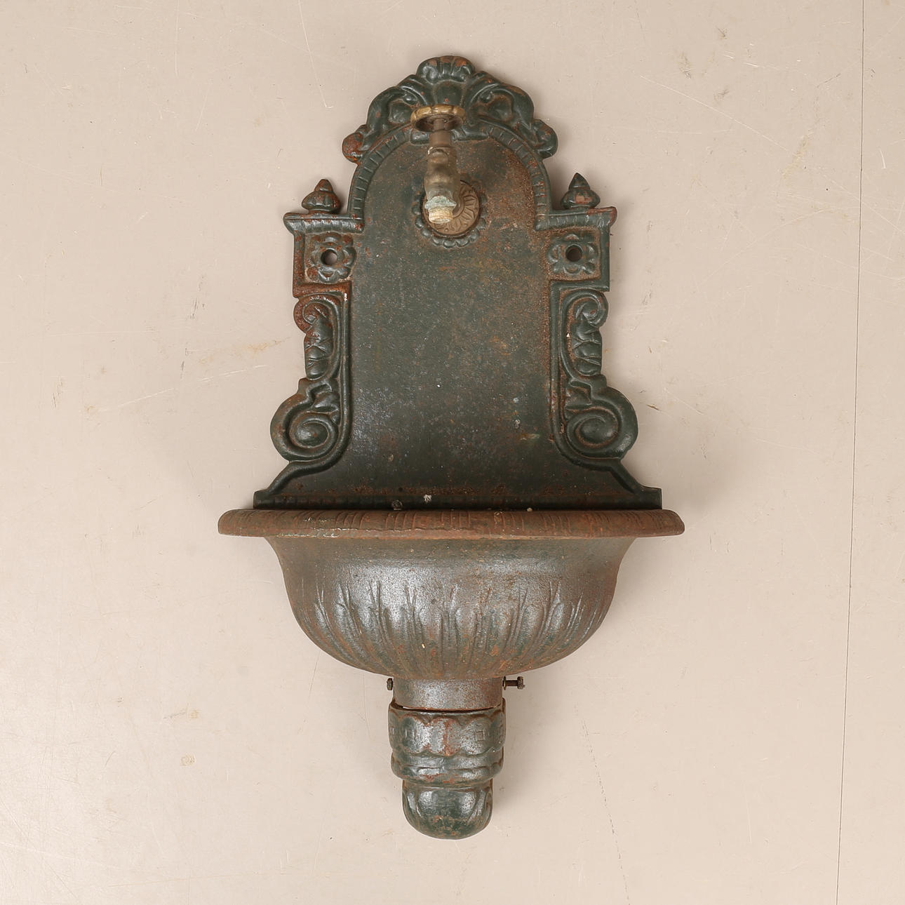 TRÄDGÅRDSKRAN, väggmodell, gjutjärn, 1900-tal.