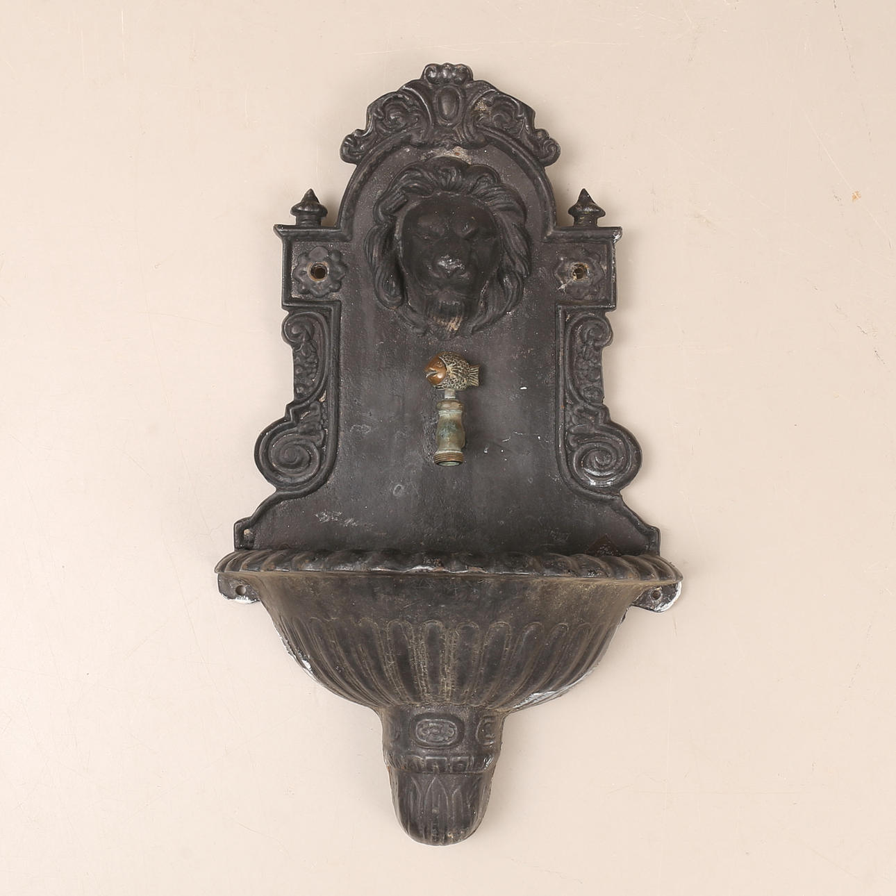 TRÄDGÅRDSKRAN, väggmodell, gjutjärn, 1900-tal.