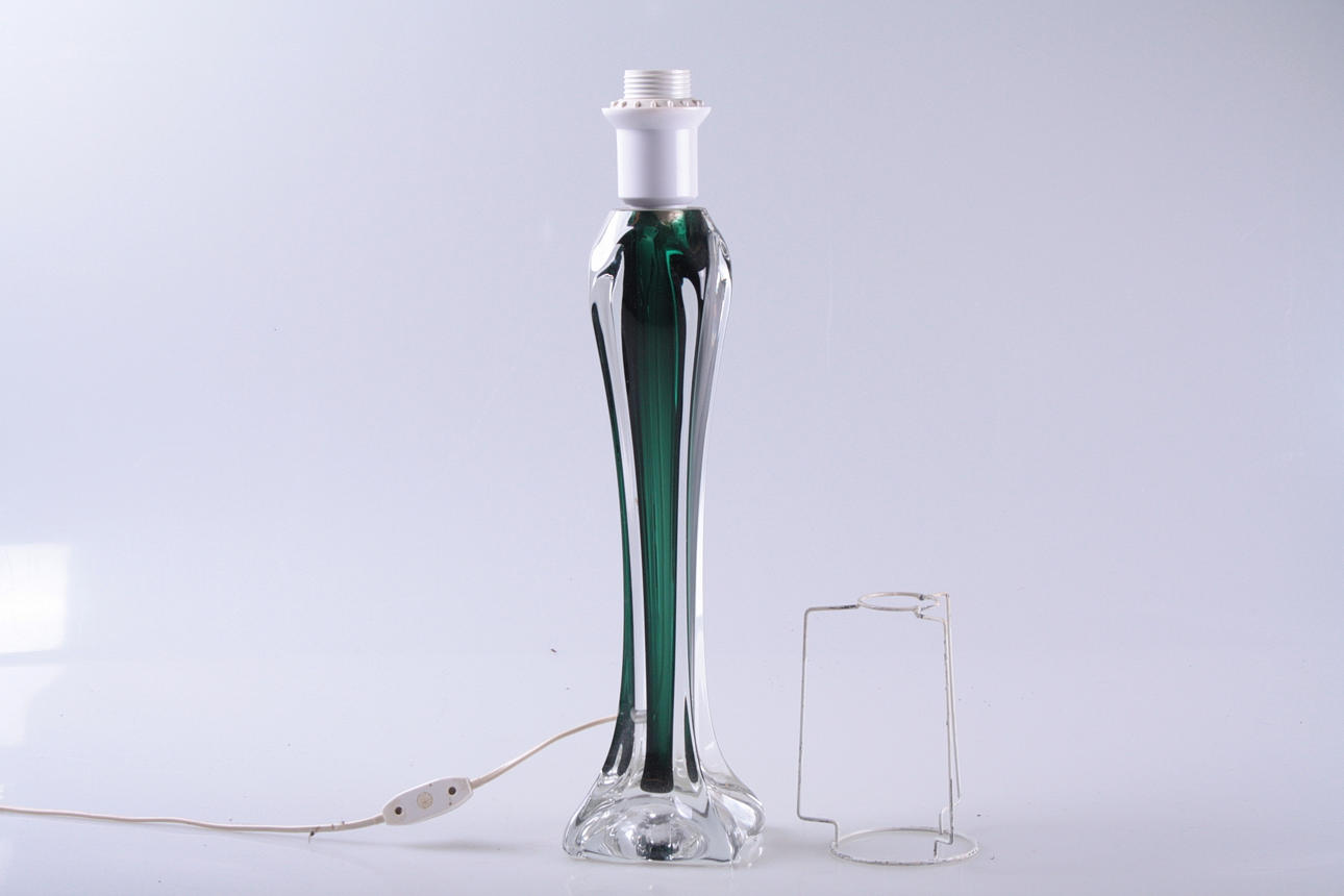 BORDSLAMPA i grönt underfång. Paul Kedelv, Flygsfors. 1900-talets andra hälft.