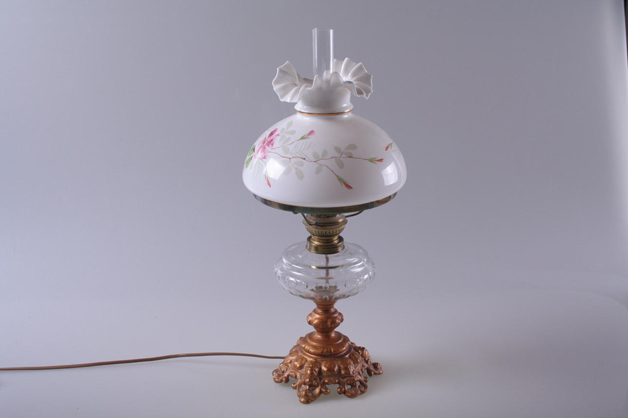 BORDSARMATUR i mässing och glas. Fotogenlampa omgjord för el. 1900-talets första hälft.