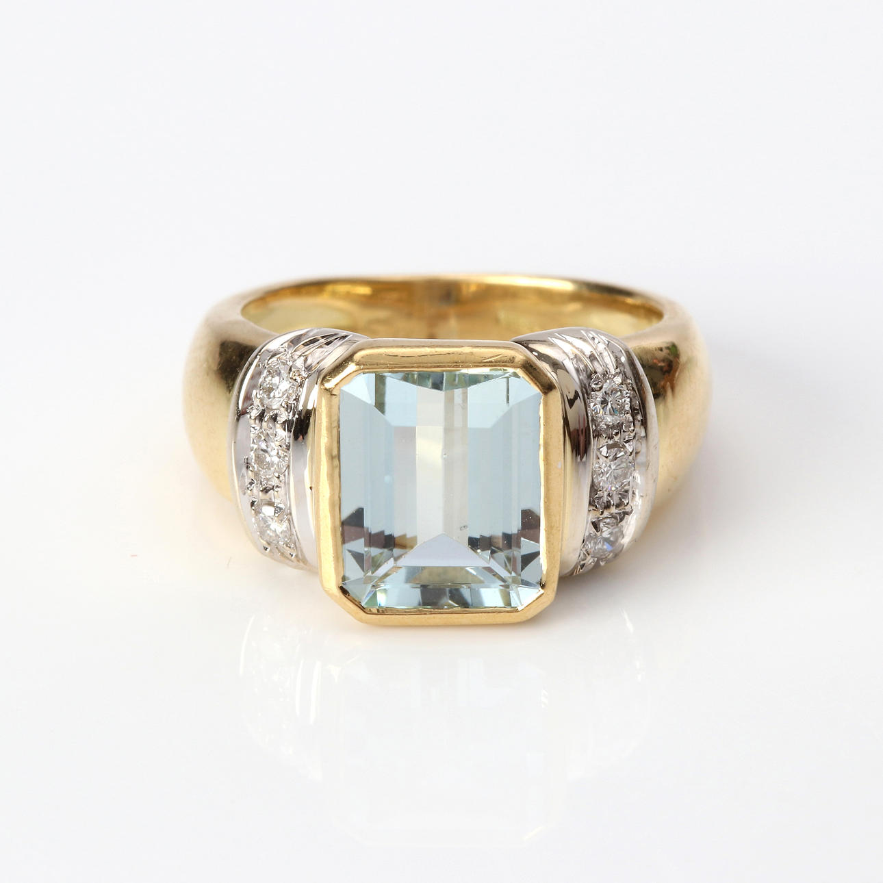 AQUAMARINE RING 18K with diamonds.