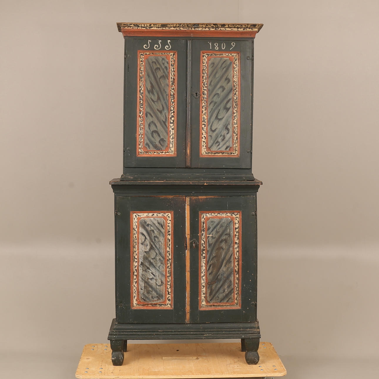 A cupboard, 19th century.