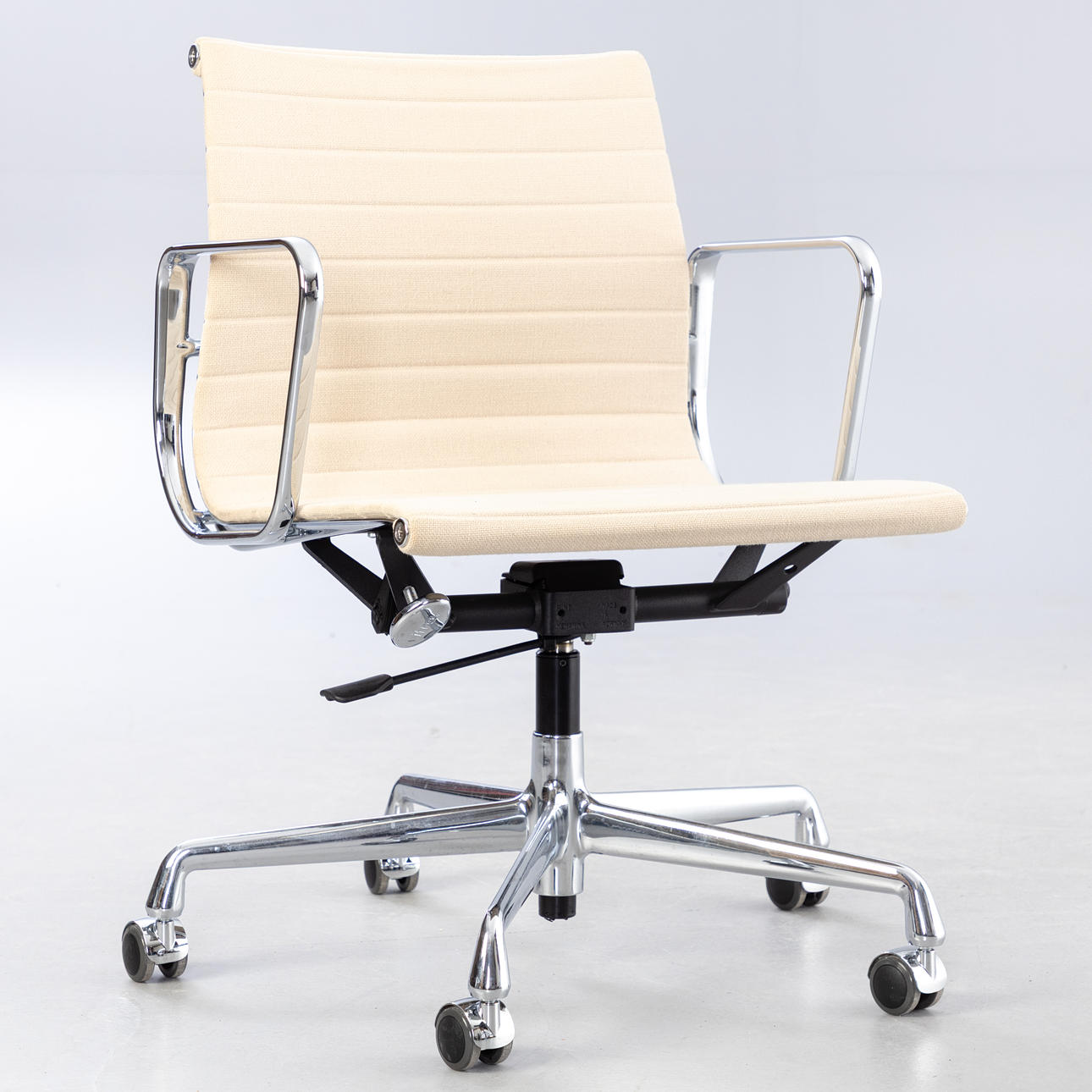 CHARLES & RAY EAMES. Vitra, office chair EA 117.