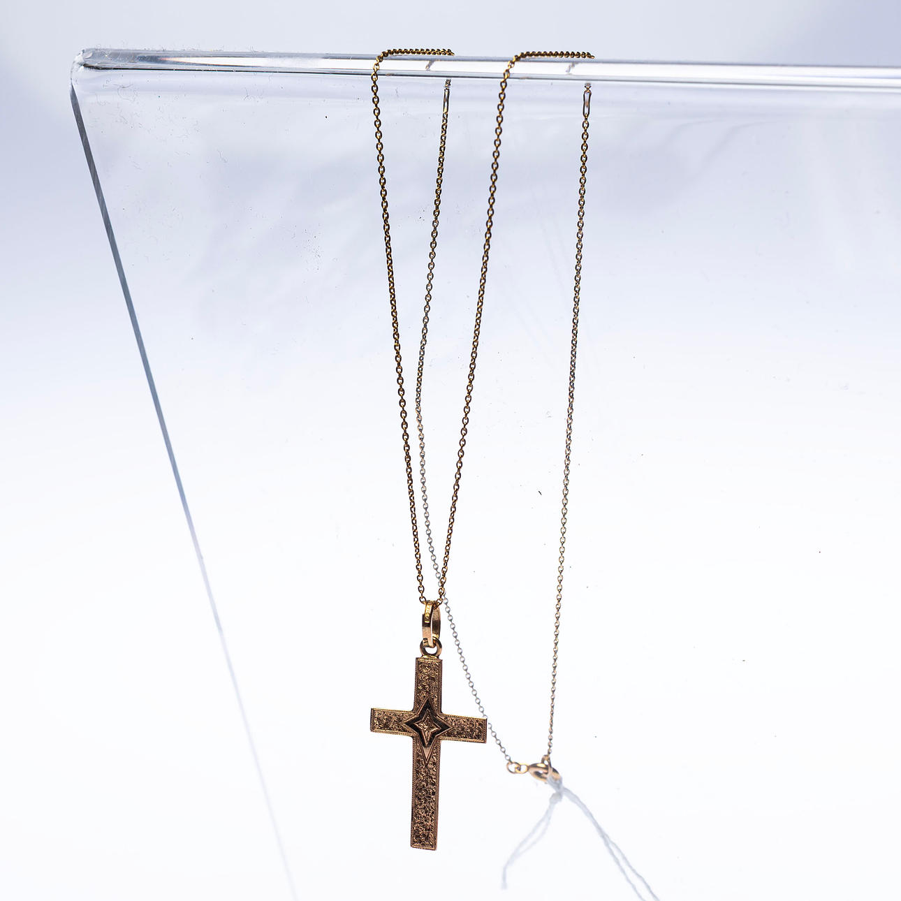 COLLIER, med kors, 18 k guld.