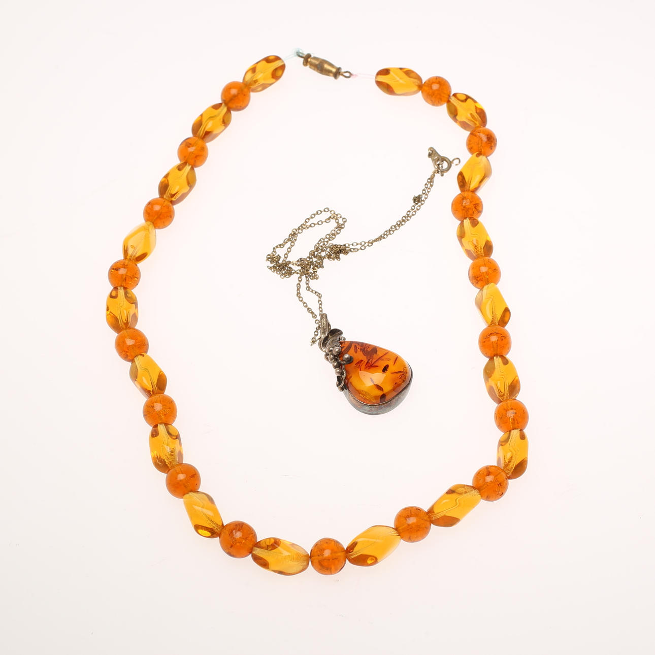 HALSBAND MED HÄNGE, COLLIER. Bärnsten.