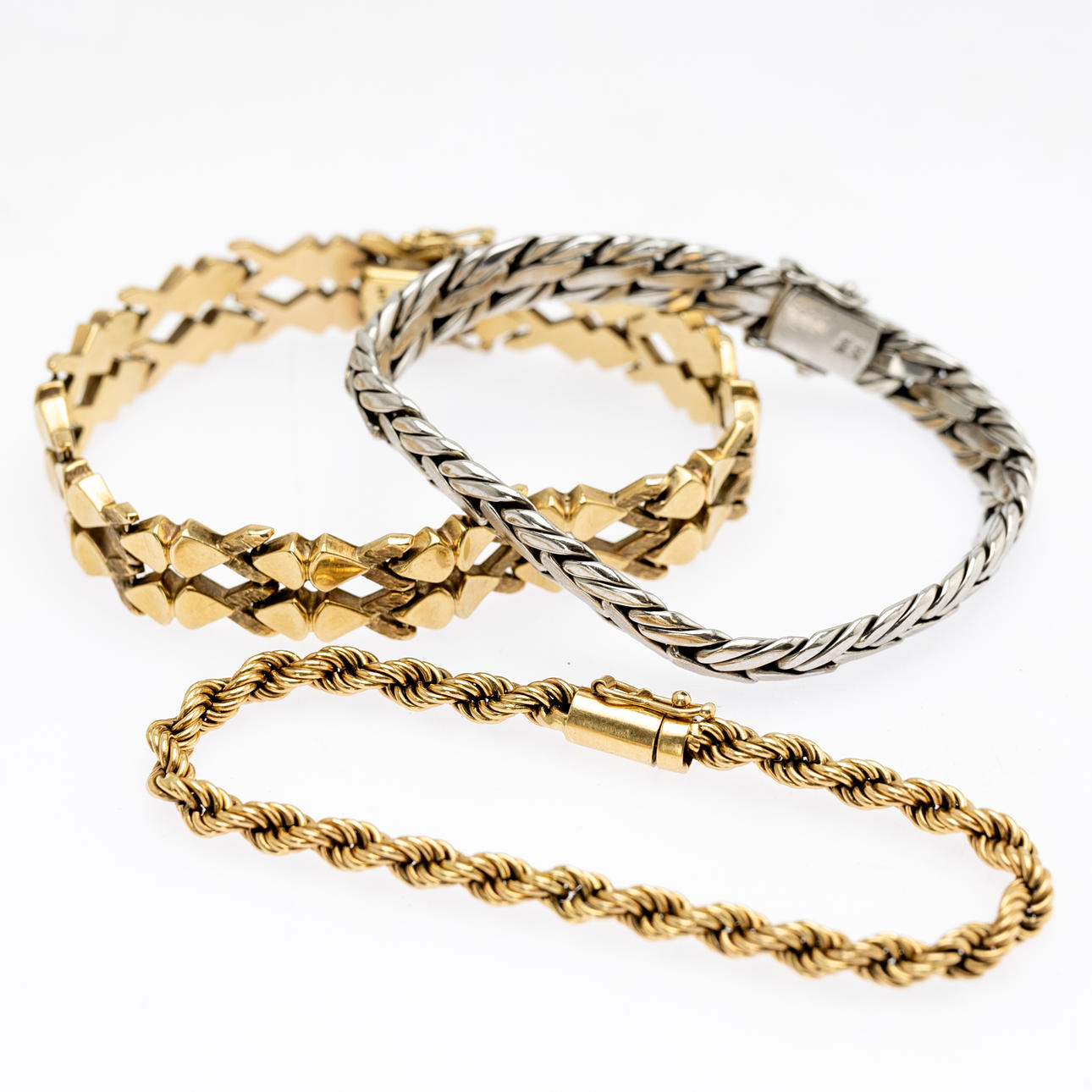 Convoulut 3 bracelets.