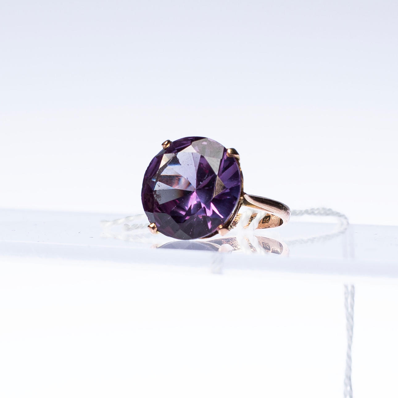 RING, 9k gold with oval faceted amethyst.