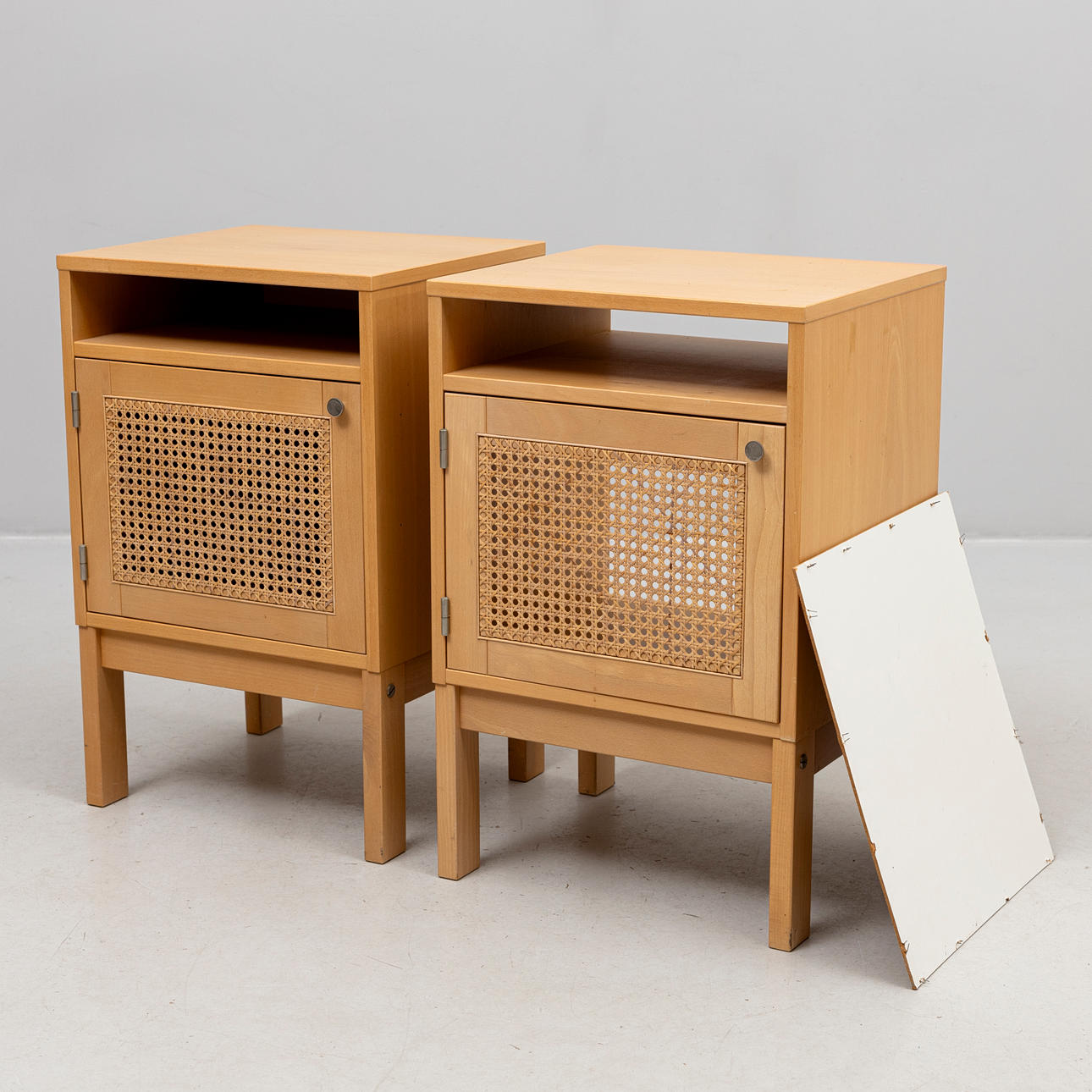 SÄNGBORD, ett par, samtida.