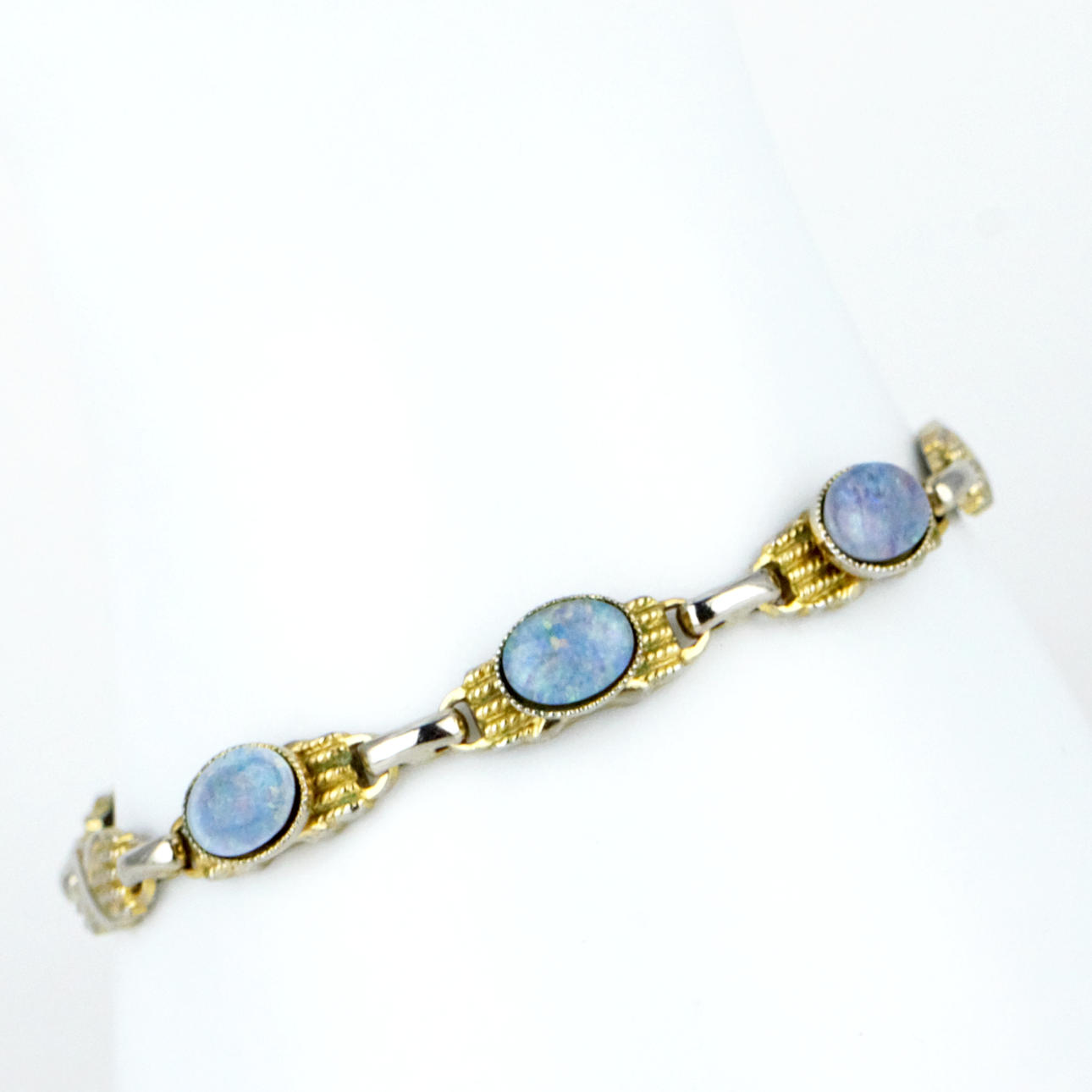 BRACELET with three opals, gold colored metal.