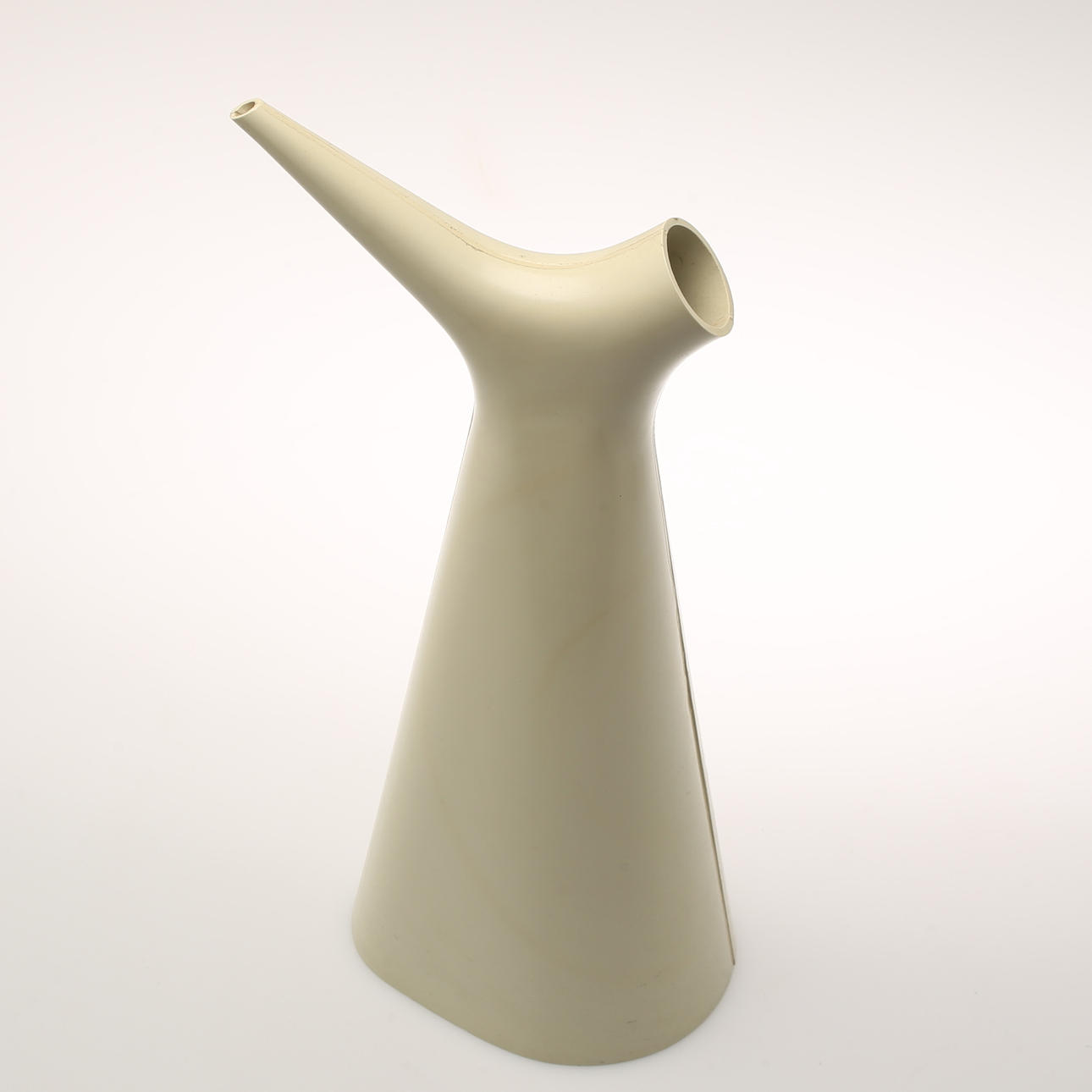 CARL-ARNE BREGER. Vattenkanna i styrénplast, vit. Gustavsberg.