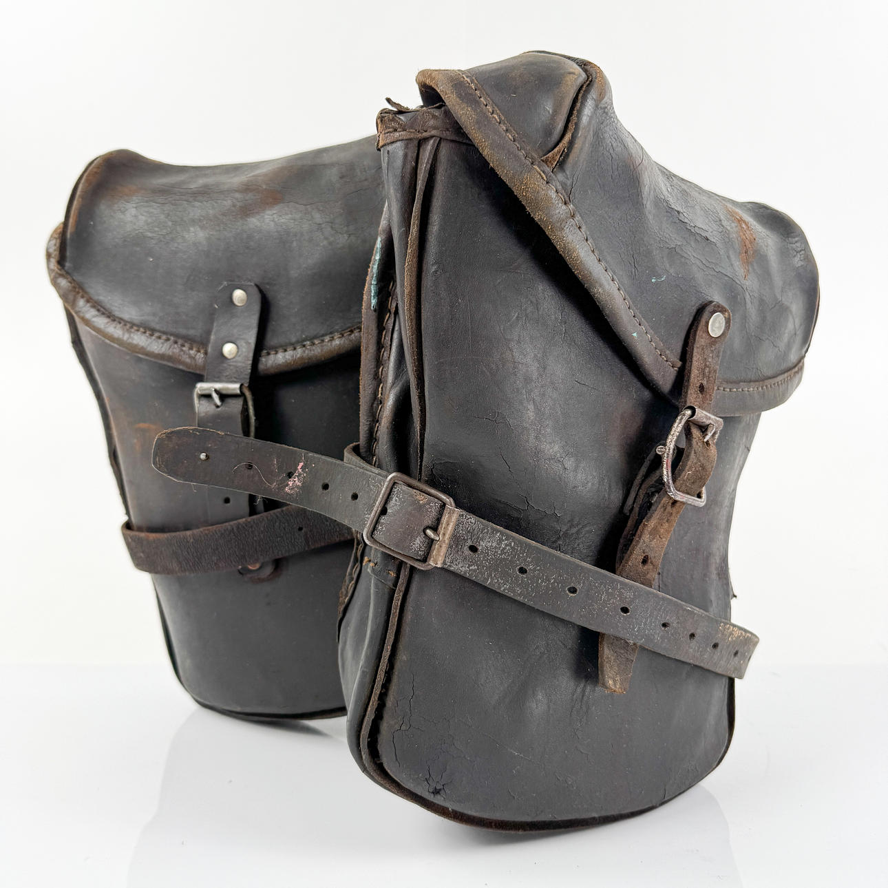 SIDOVÄSKOR, av läder, 1900-talets första hälft.