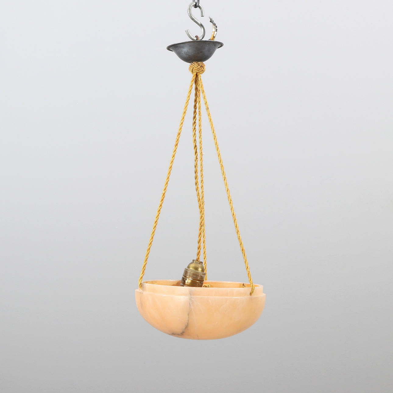 TAKAMPEL. Alabaster. 1900-talets första hälft.