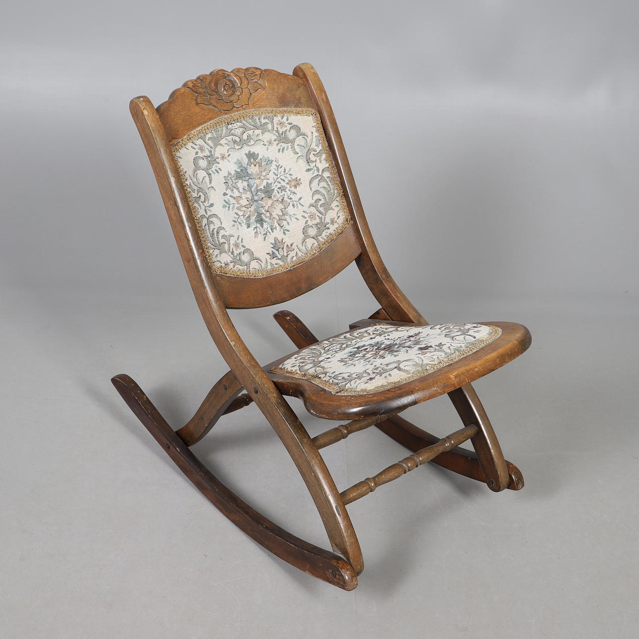 FOLDING ROCKING CHAIR.