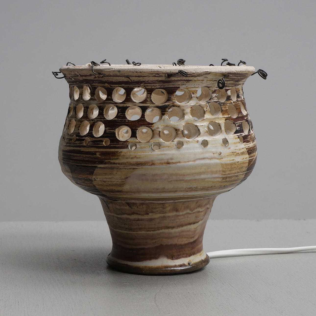 OIDENTIFIERAD KONSTNÄR. Window lamp, ceramic, signed.