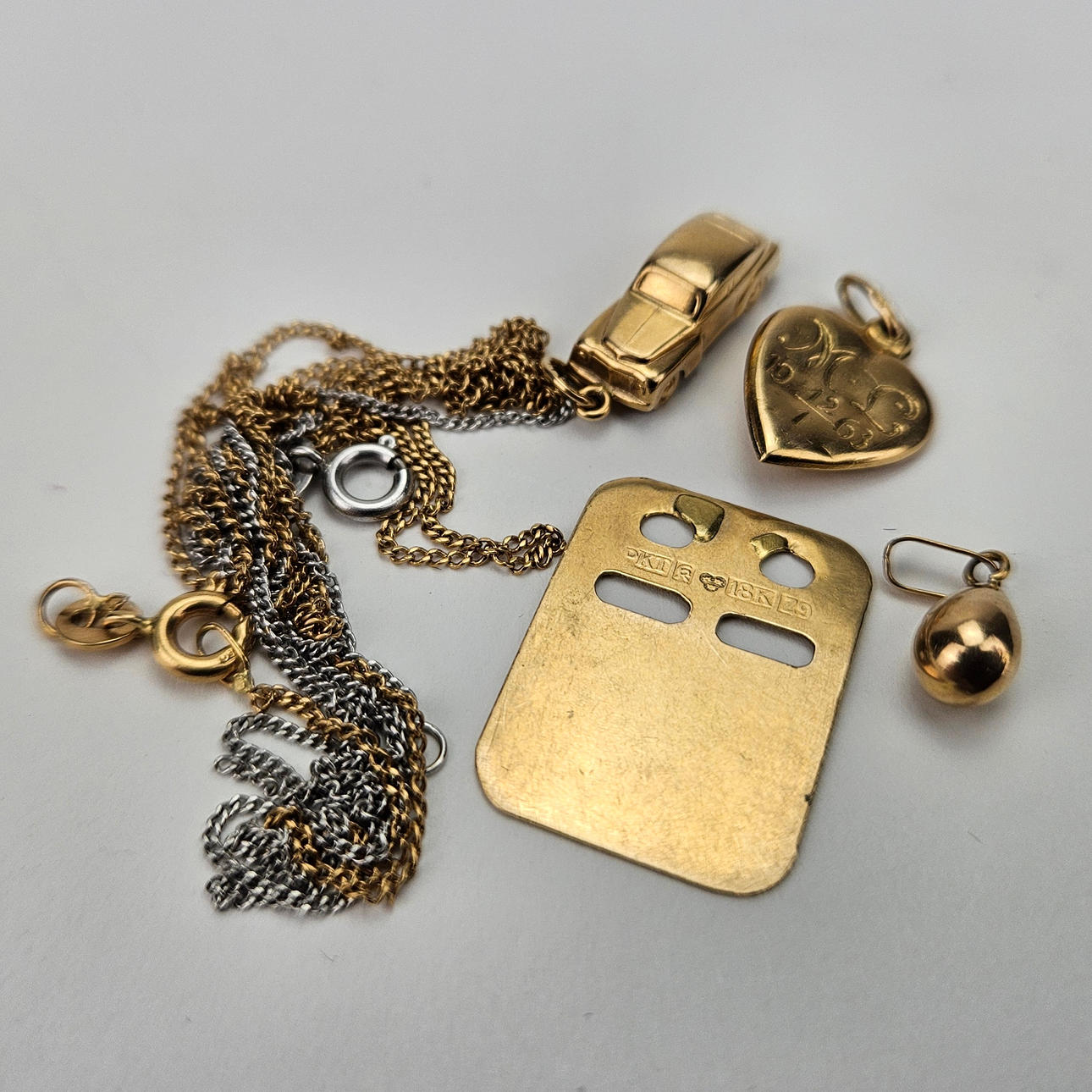 SKROTGULD, 18K, vikt ca. 8,2 gram.