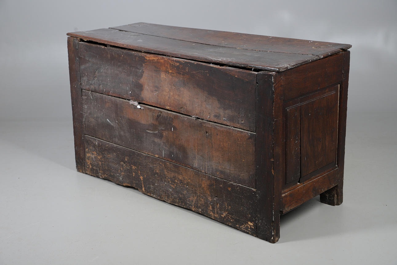 AN 18TH CENTURY OAK COFFER.