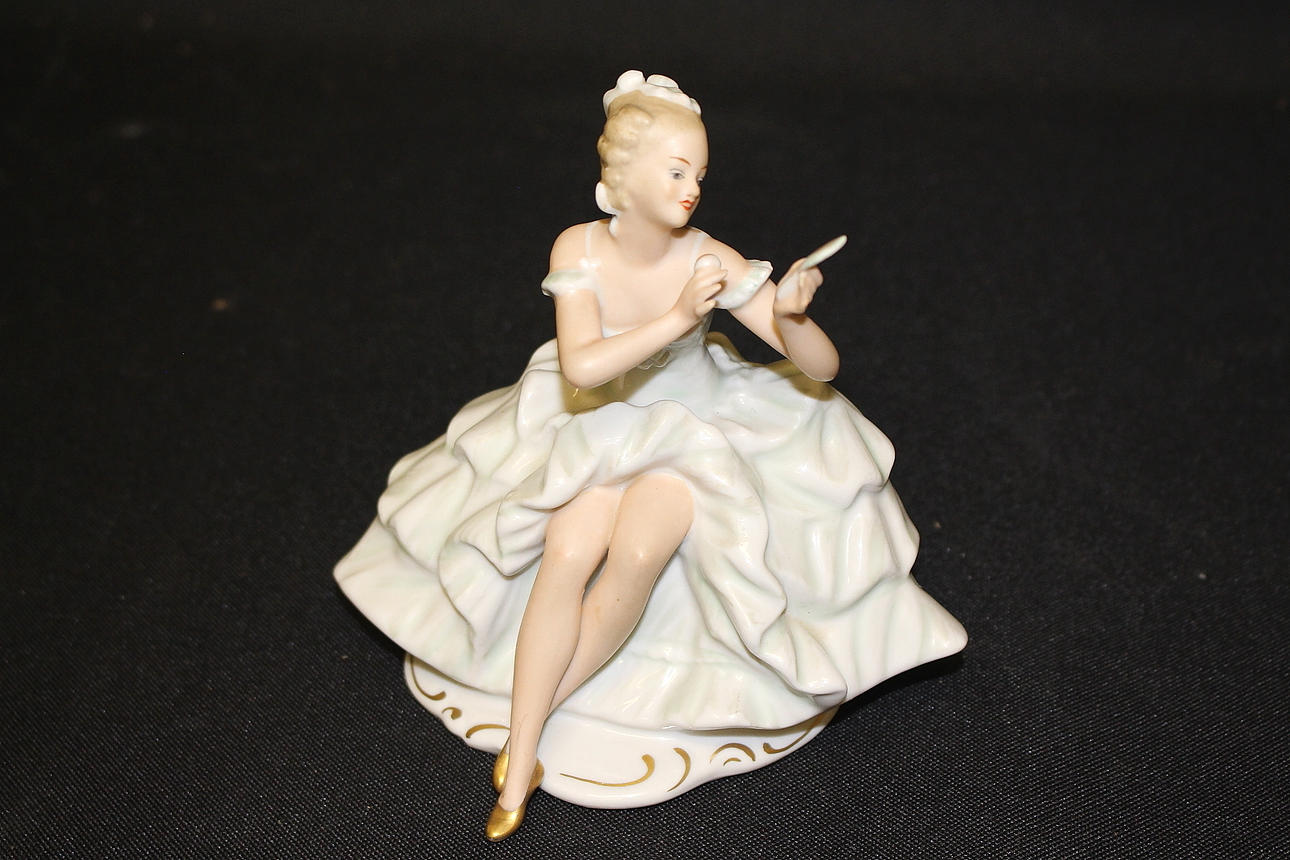 FIGURIN, porslin, sittande kvinna med spegel, W 1764.