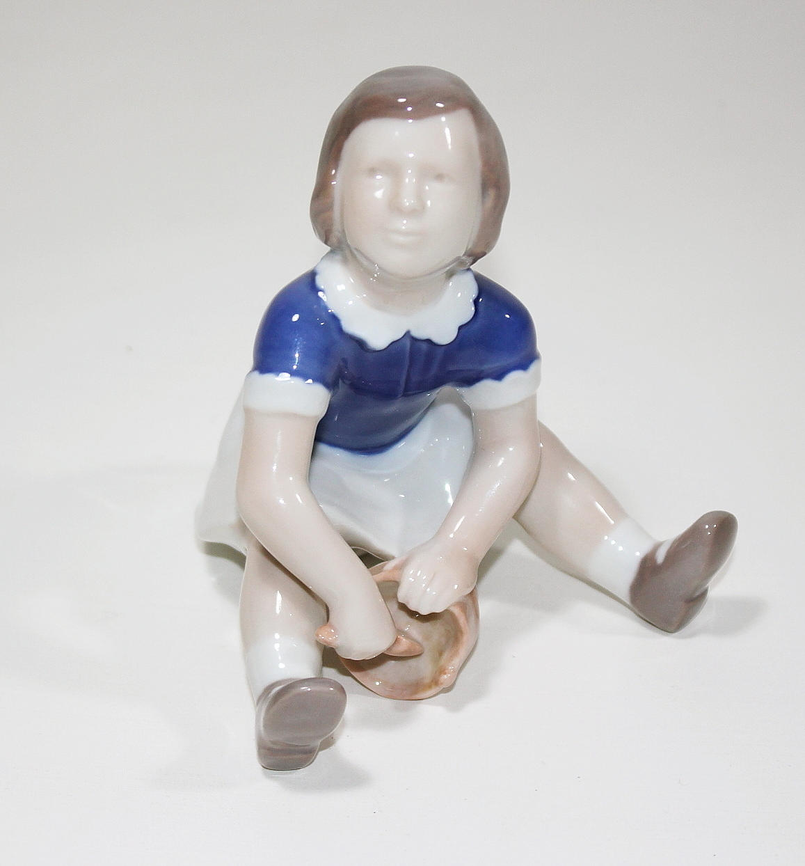 FIGURIN, porslin, flicka med hink och spade, B & G.