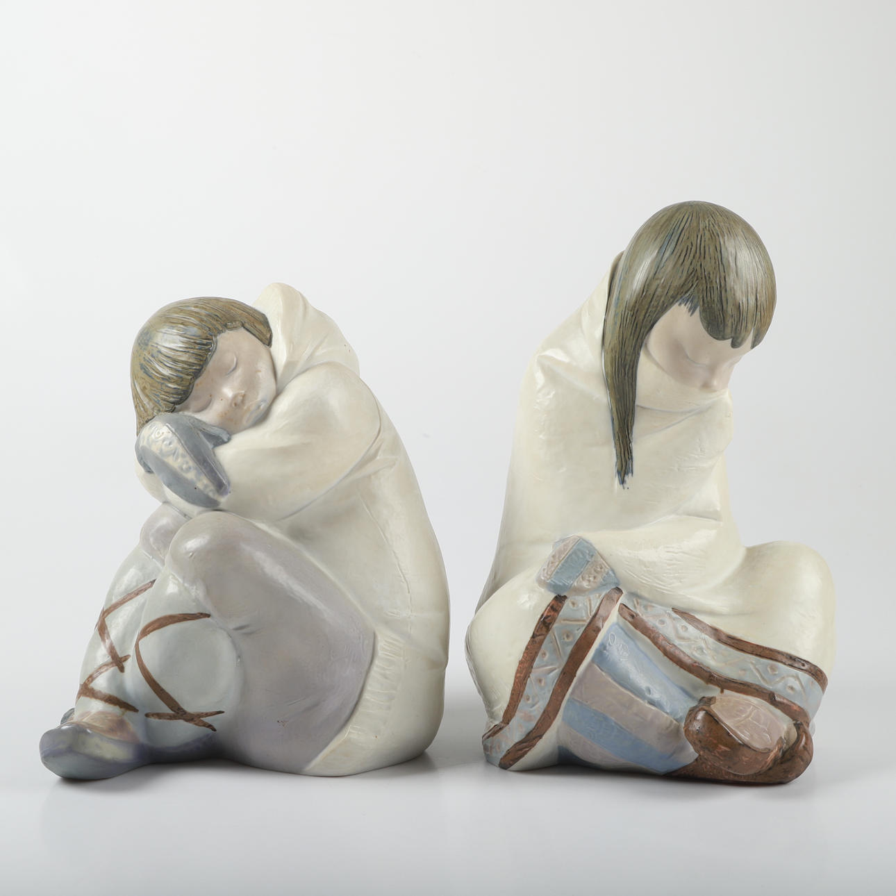 FIGURINER, 2 stycken, eskimåbarn, stengods, Lladro, Spanien.