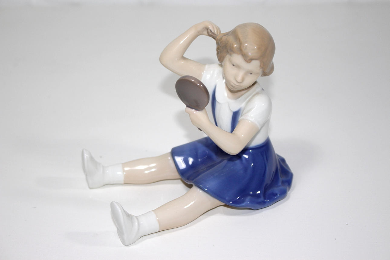 FIGURIN, porslin, flicka som kammar sig, B & G.