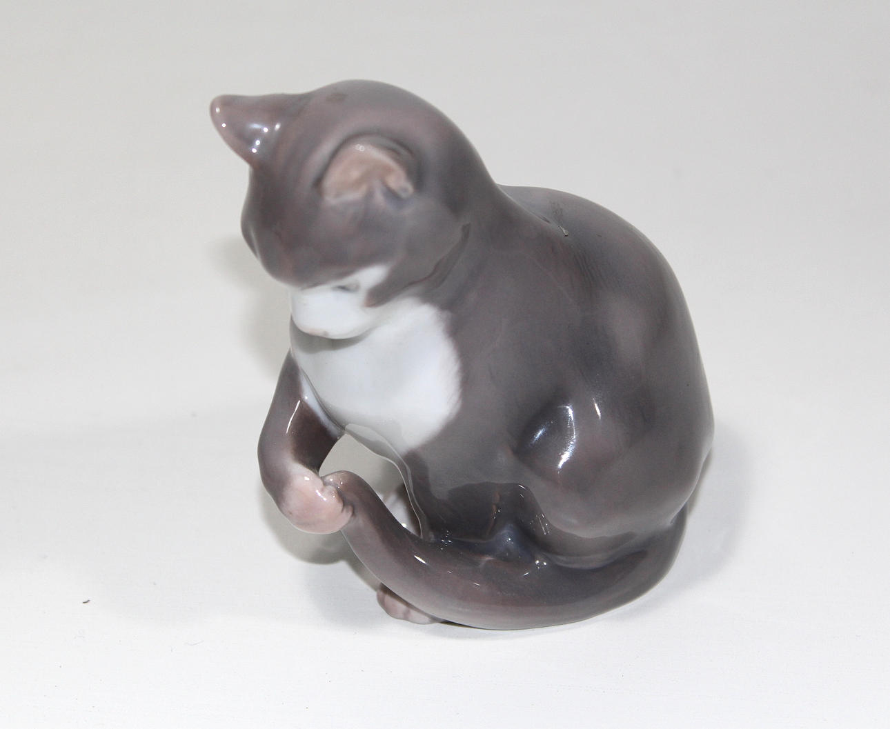 FIGURIN, porslin, katt som fångar sin svans, B & G.