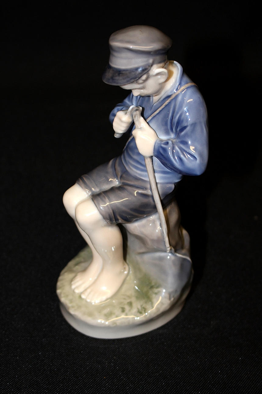 FIGURIN, porslin, täljande pojke, Royal Copenhagen.