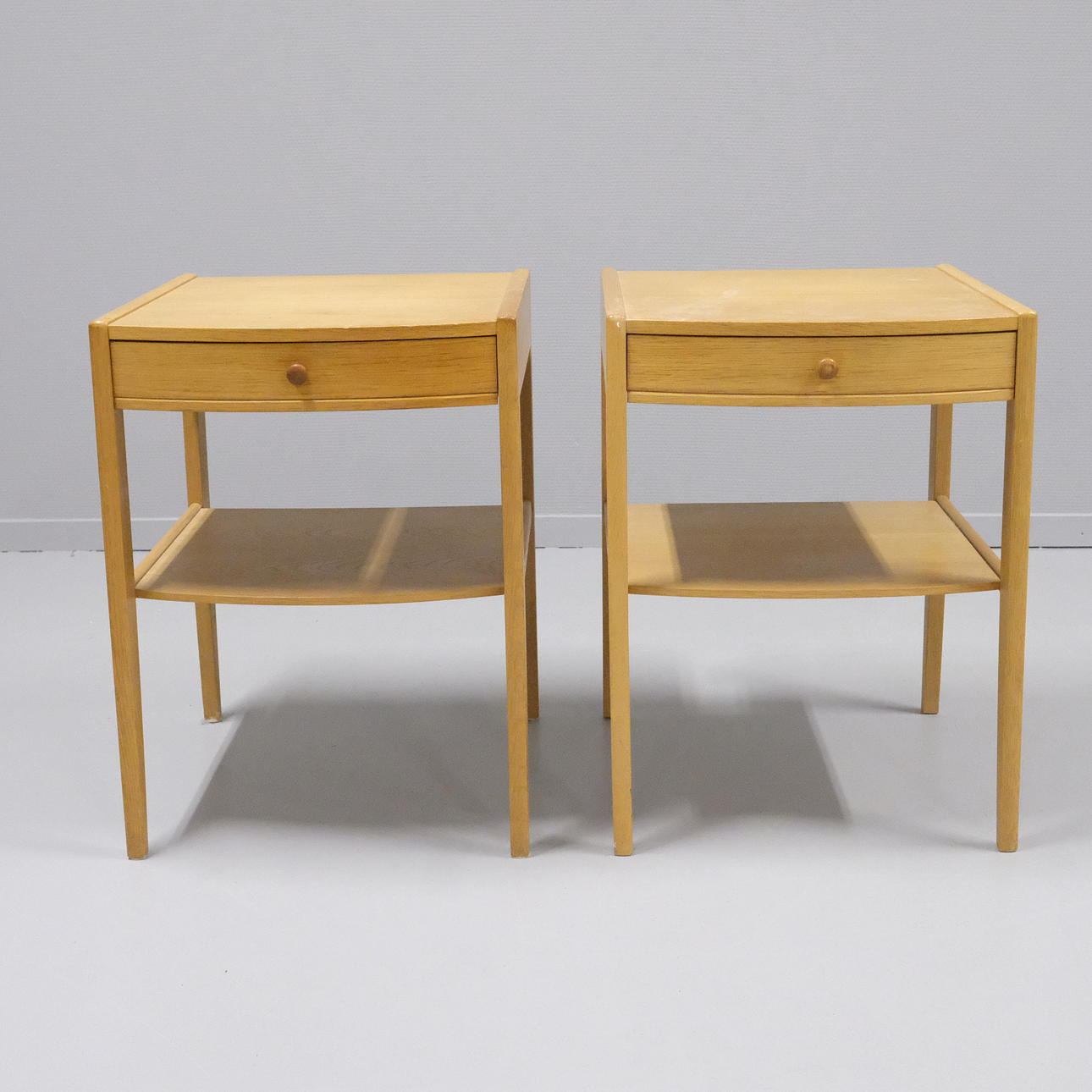 ETT PAR SÄNGBORD, EK.