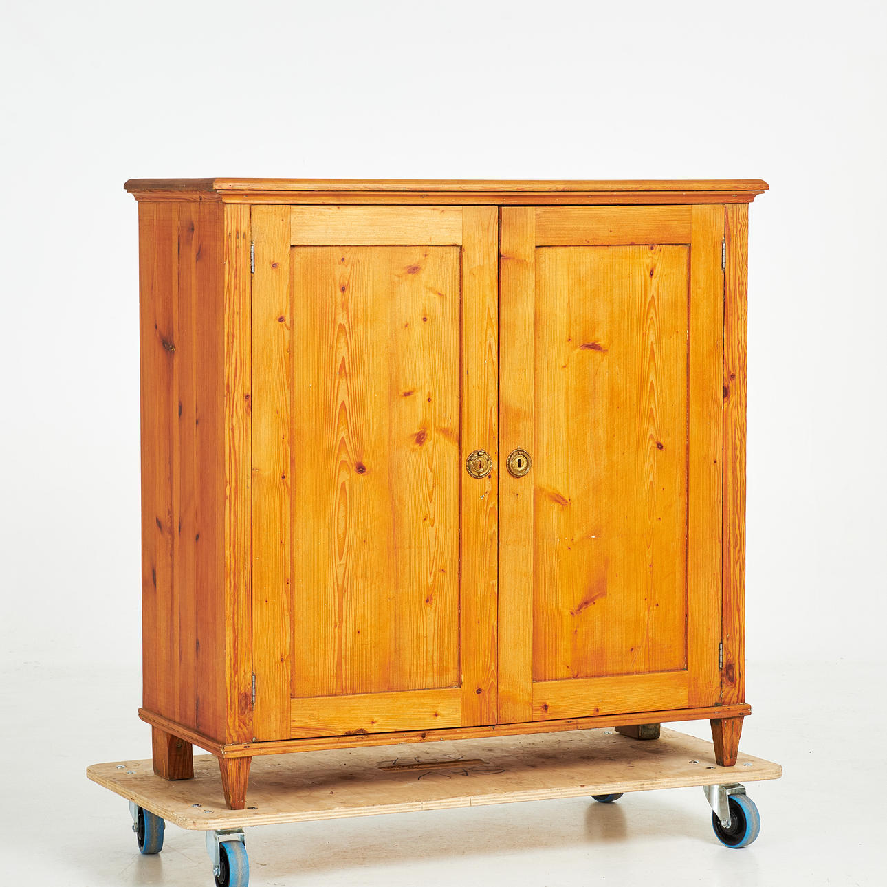 CABINET. Circa 1900, cannelled gables, recessed.