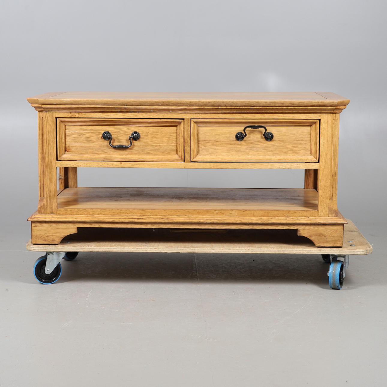 MODERN OAK COFFEE TABLE.